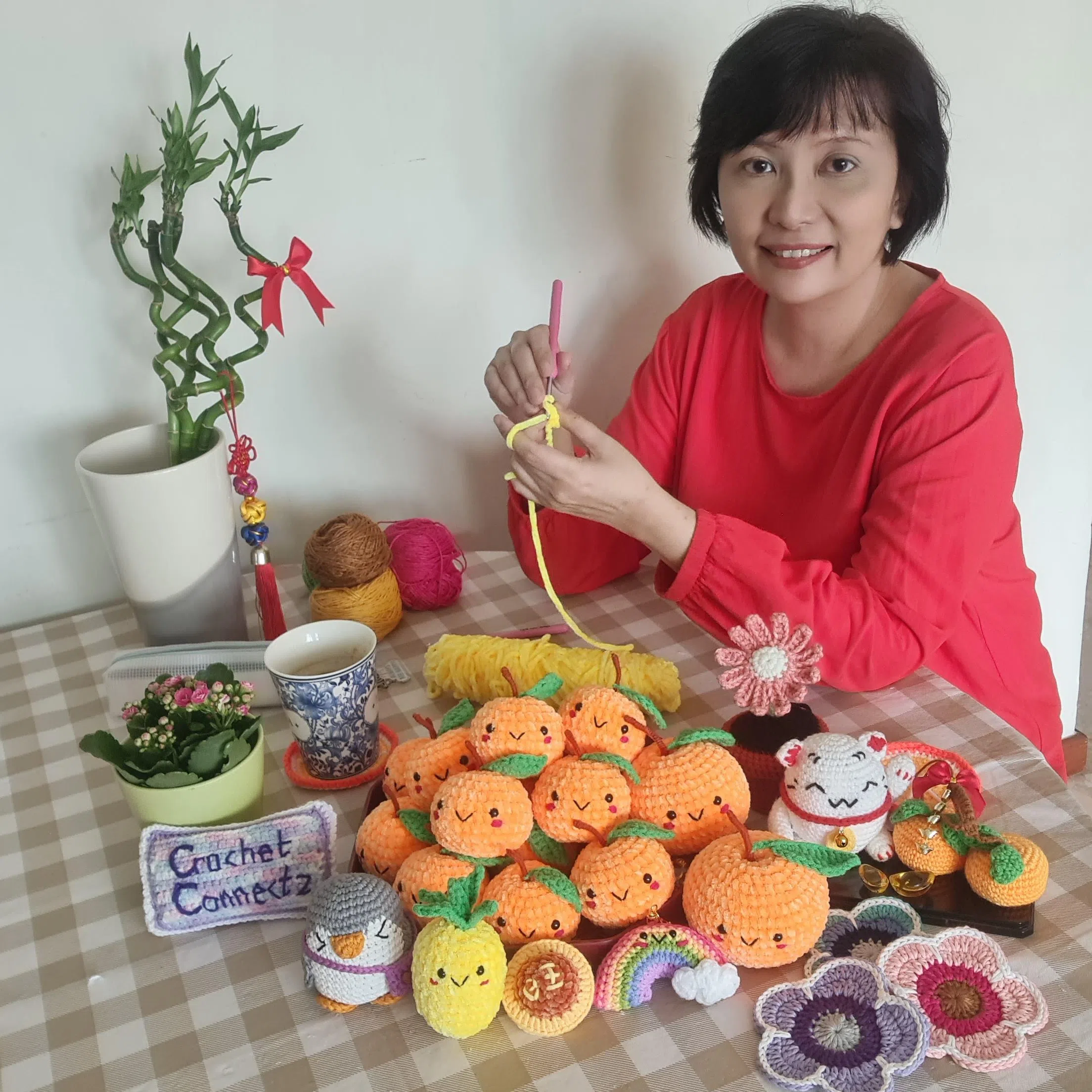 洪美玲认为，钩针编织能帮助她解压。编织时须专注于当下，这可培养个人的正念，放下烦心的思绪。（受访者提供）
