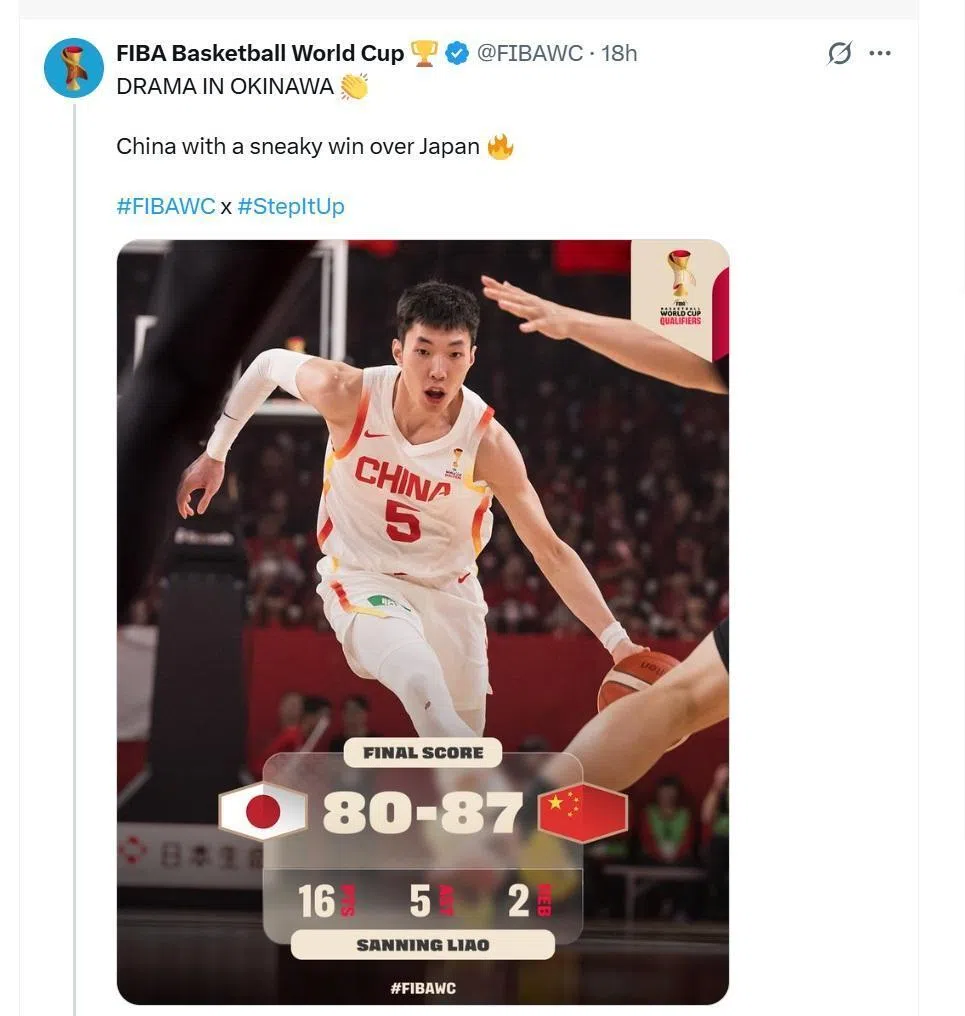 中国男篮星期四（2月26日）在国际篮联世界杯亚洲区预选赛逆转击败日本队，国际篮联世界杯社媒账号赛后使用英文词“sneaky”（狡猾、偷偷摸摸）来形容这场胜利，引起中国球迷的不满。（国际篮联世界杯X账号）