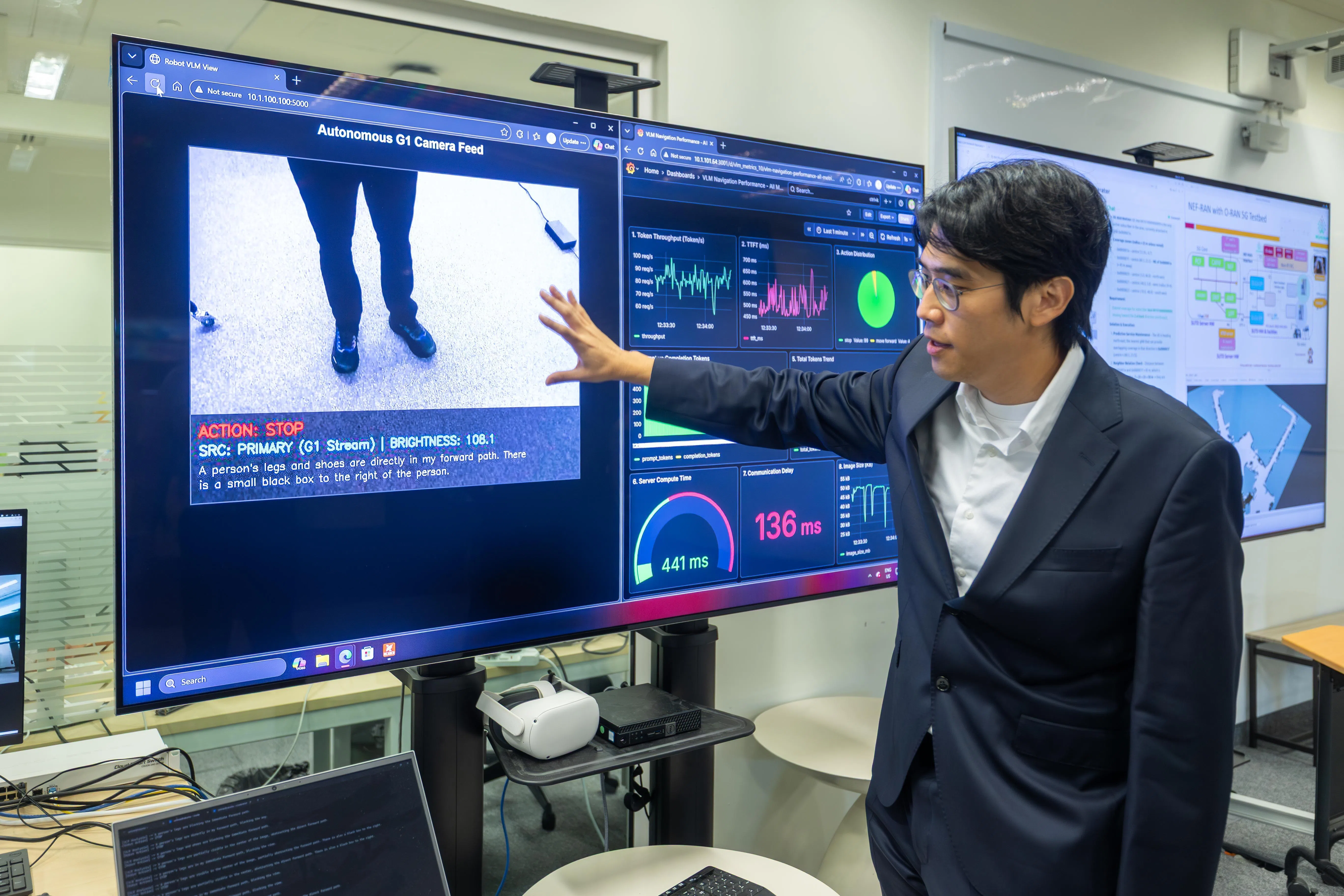 新科大副教授朴志弘说，6G除了能让机器人协作，还能够把无线网络的地面接收站和卫星进行智能连接，覆盖更多空间。（吴先邦摄）