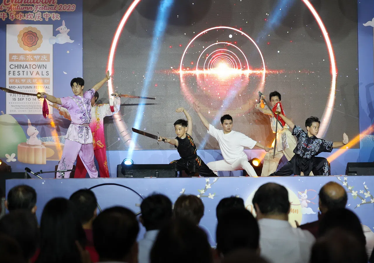 舞台上的表演多姿多彩，让牛车水充满节庆的热闹气氛。（唐家鸿摄）