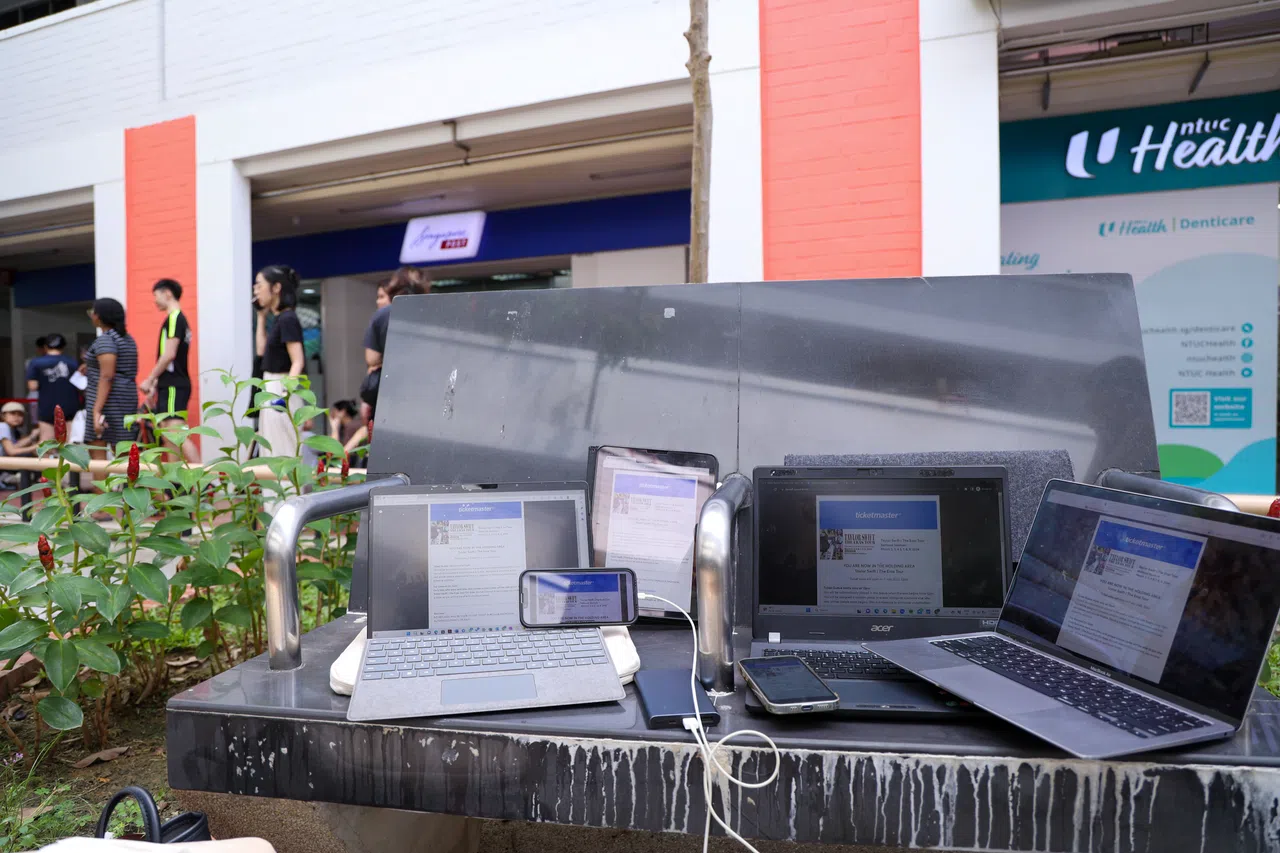 粉丝各出奇招，准备不同的装置，只为买到偶像的演唱会门票。（白艳琳摄）