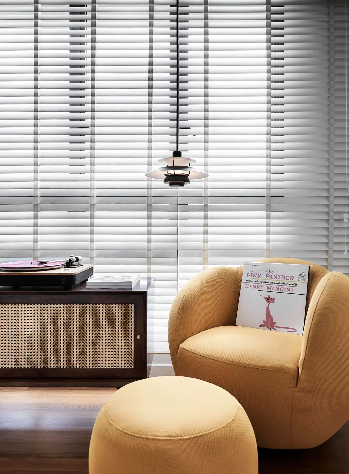 客厅光线充足，家居色彩活跃。