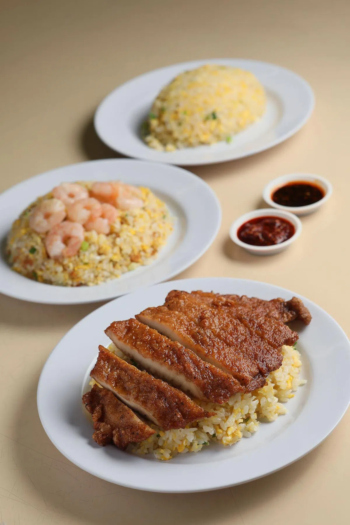 四哥炒饭主打近期火热的猪排蛋炒饭（前），也有不同蛋炒饭口味。
