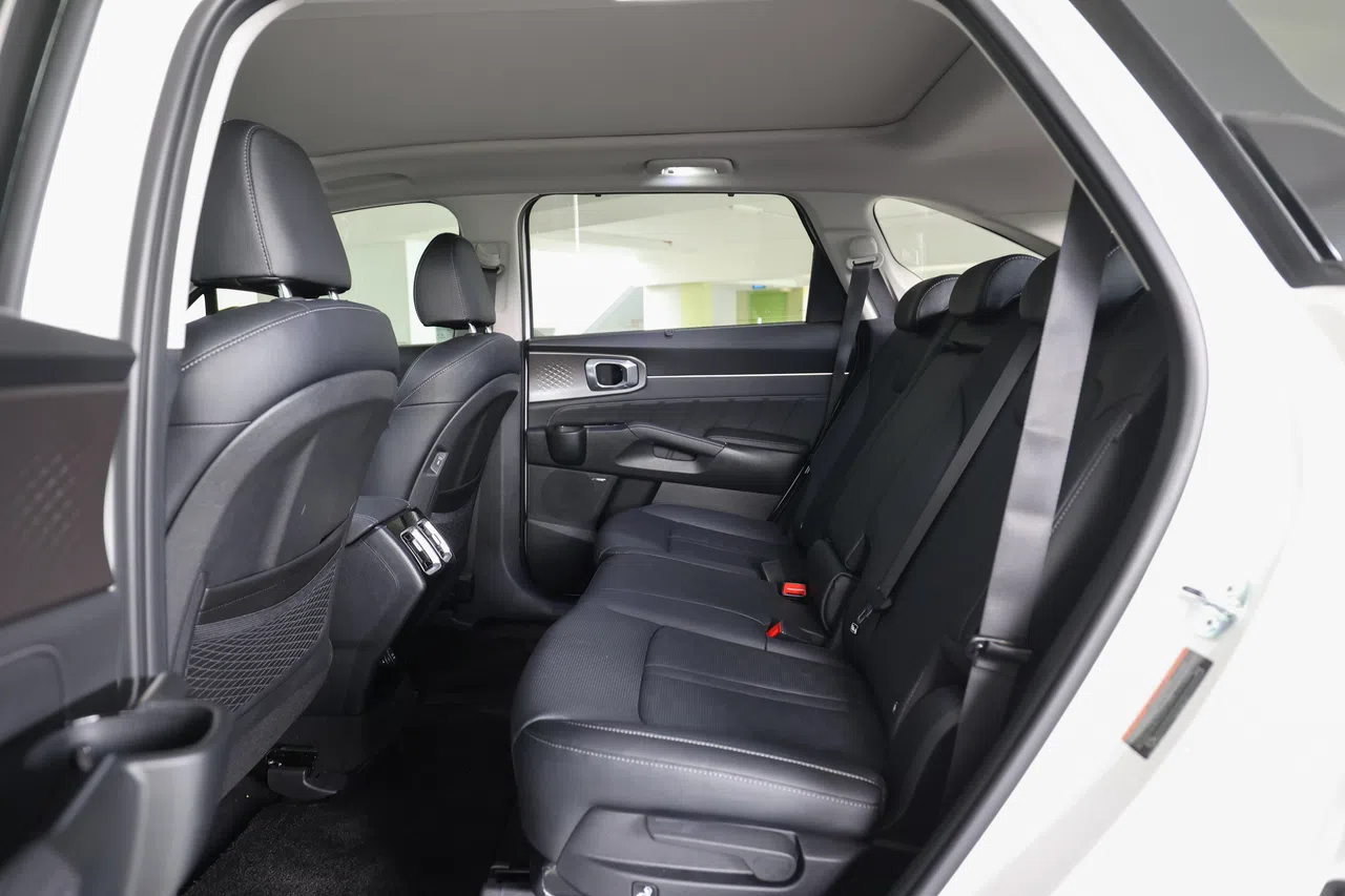 中排座位空间宽敞，配有冷气出风口。（唐家鸿摄）