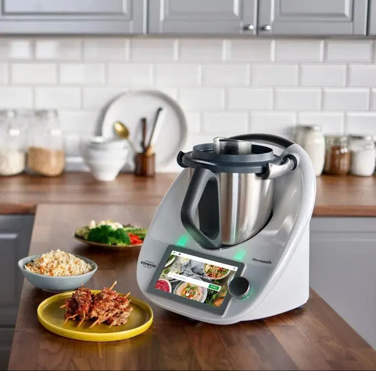 Thermomix TM6的触屏可让用户浏览“Cookidoo”食谱图书馆的8万道食谱。（商家提供）
