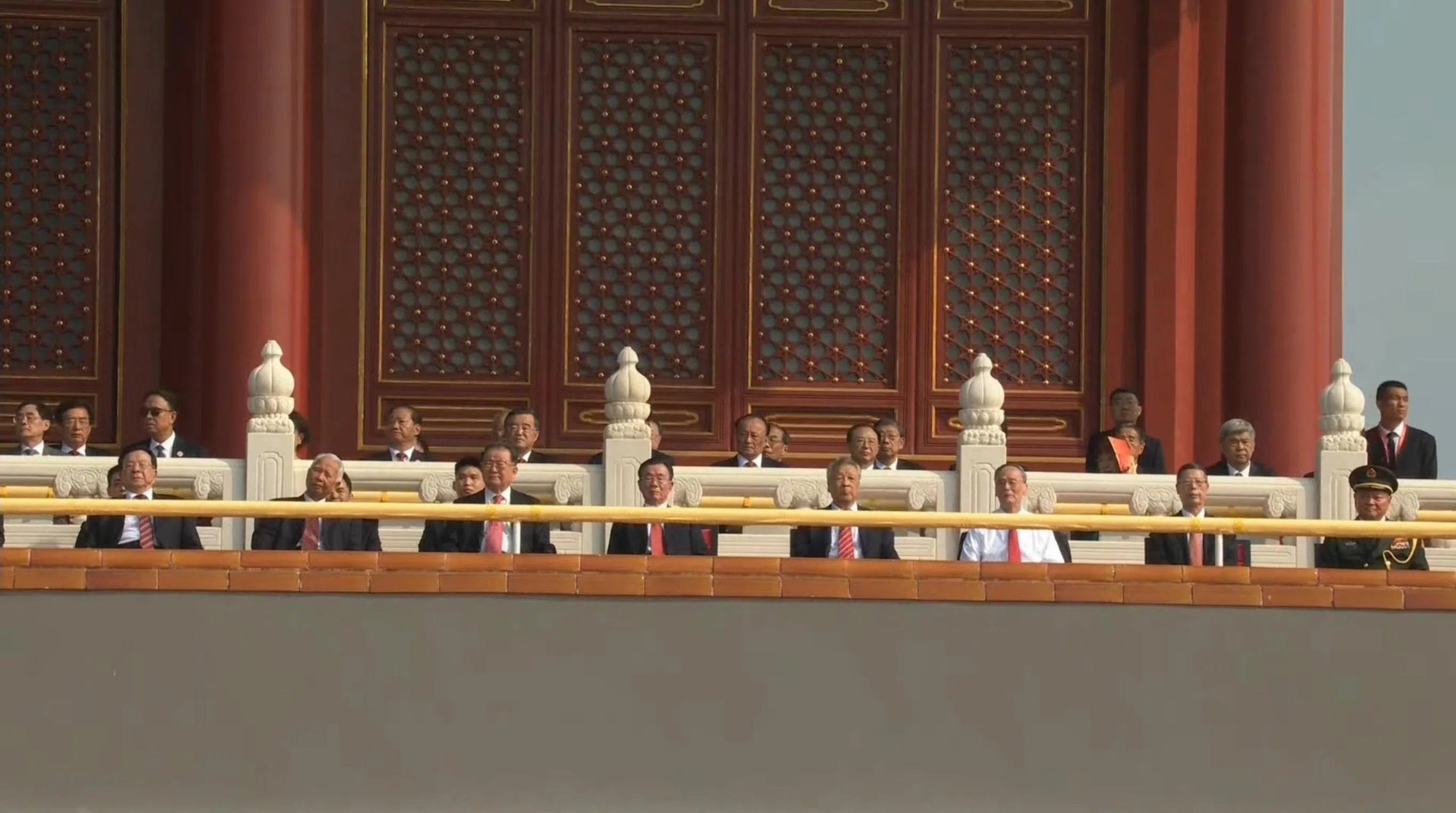 星期三（9月3日）上午，多名中共退休领导人在天安门城楼出席九三阅兵，包括中国前国家副主席曾庆红（前排左起）、中共中央前纪委书记吴官正、政治局前常委李长春、中共中央前纪委书记贺国强、中共中央前书记处书记刘云山、中国前国家副主席王岐山、中国前副总理张高丽。张高丽的左边是现任中共中央军委副主席张又侠。（央视视频截图）