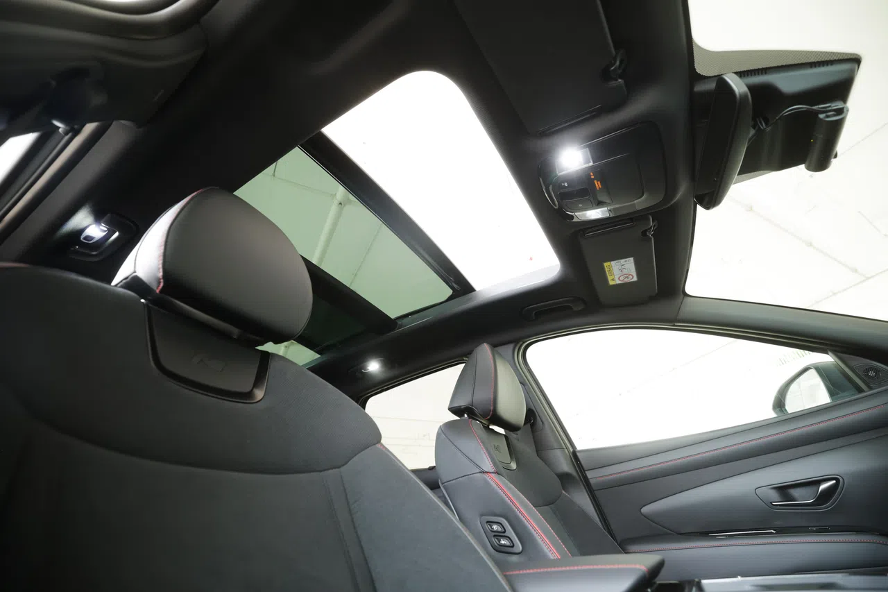 N Line版Tucson配备全景天窗，前半部可打开通风。（蔡家增摄）