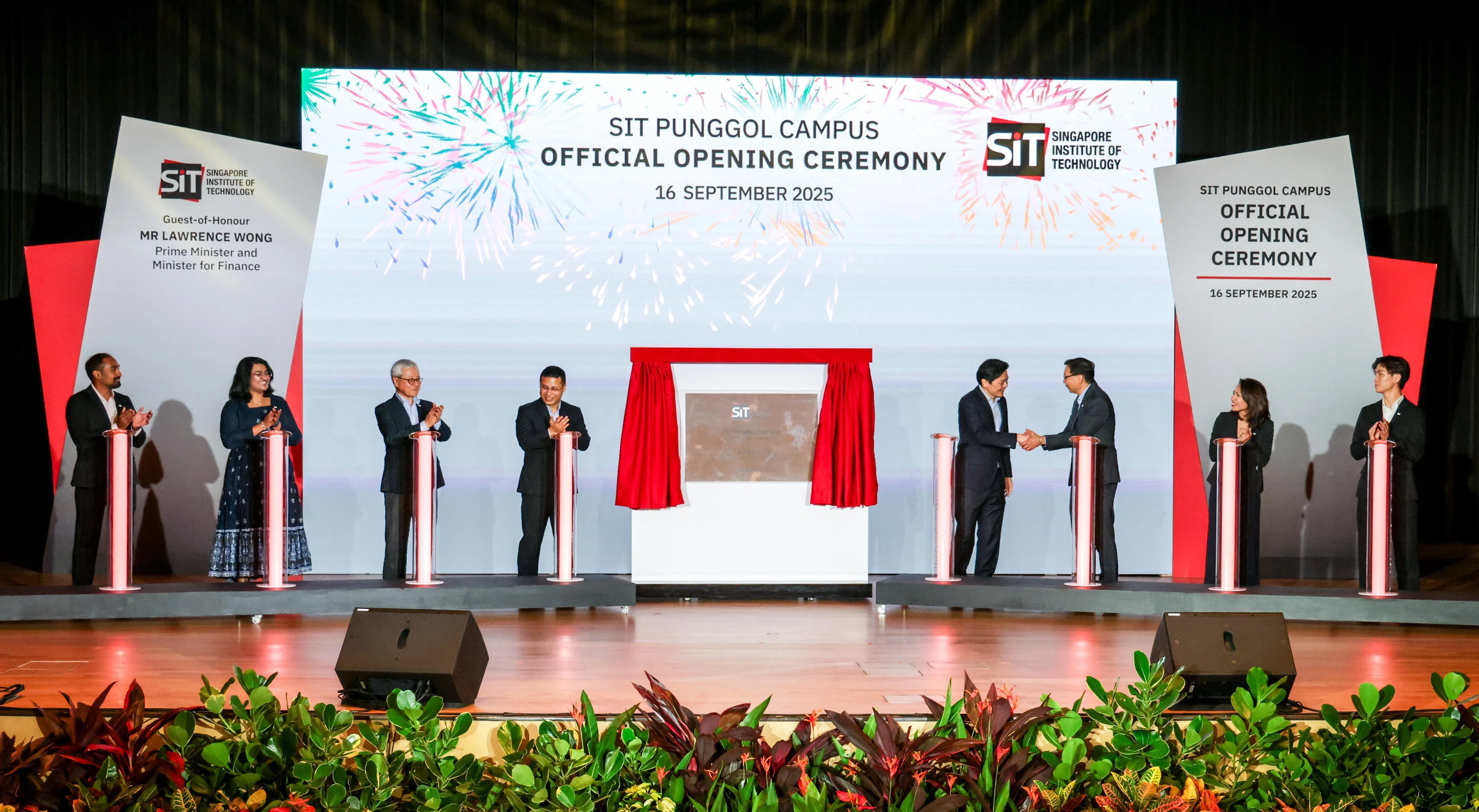 黄循财总理（右四）与教育部长李智陞（左四）出席新工大开幕仪式，与大学代表同庆这个重要里程碑。（叶振忠摄）