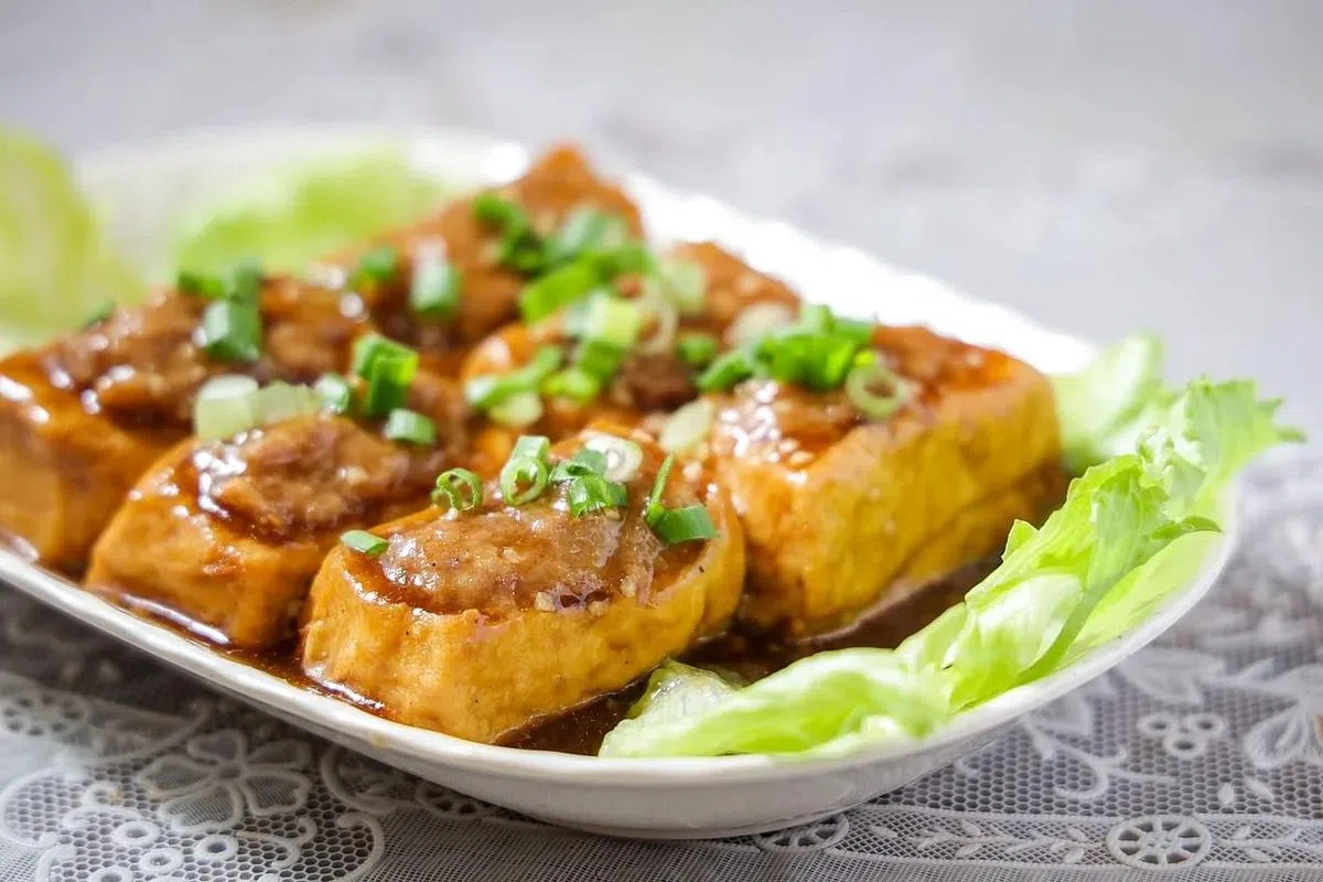 酿豆腐是梅州五华县的代表食品。（叶振忠摄）