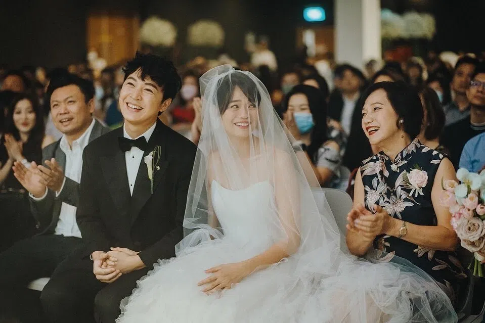 徐鸣杰（左二）和陈凤玲于2022年10月22日举行婚礼。（档案照）