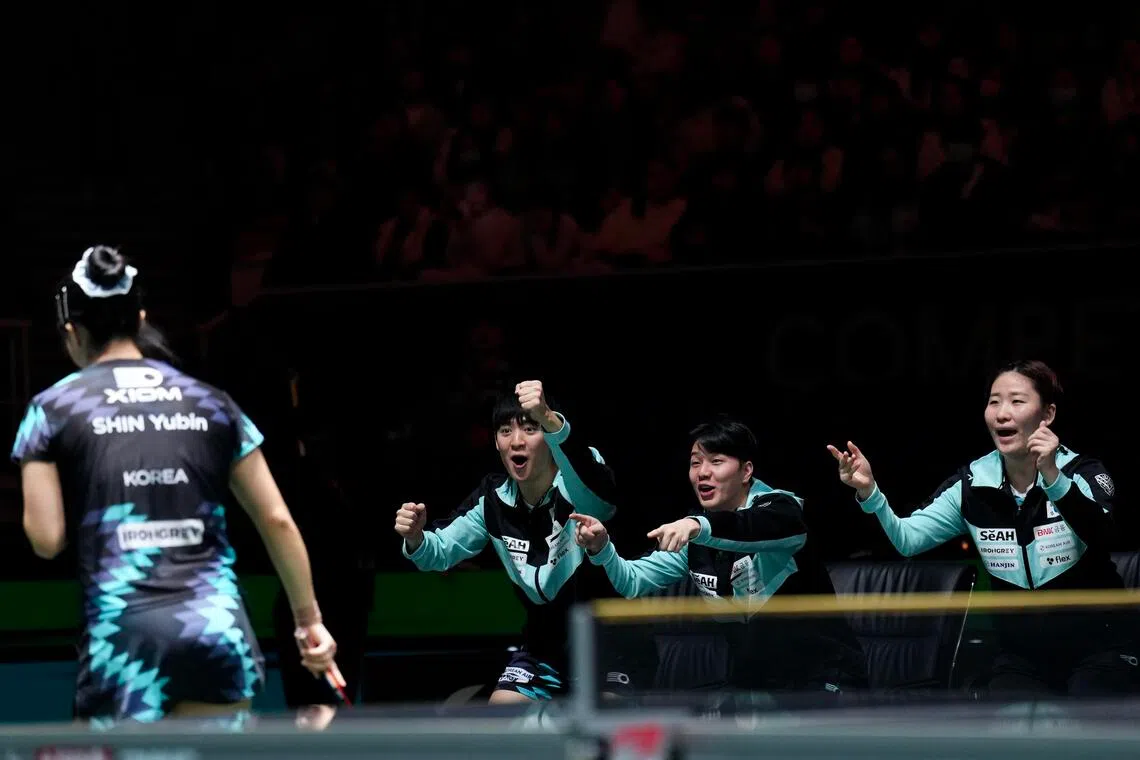 韩国女单申裕斌（左）在得分后，团队激动庆祝。她以2比1胜出，为球队吹响反击号角。（新华社）