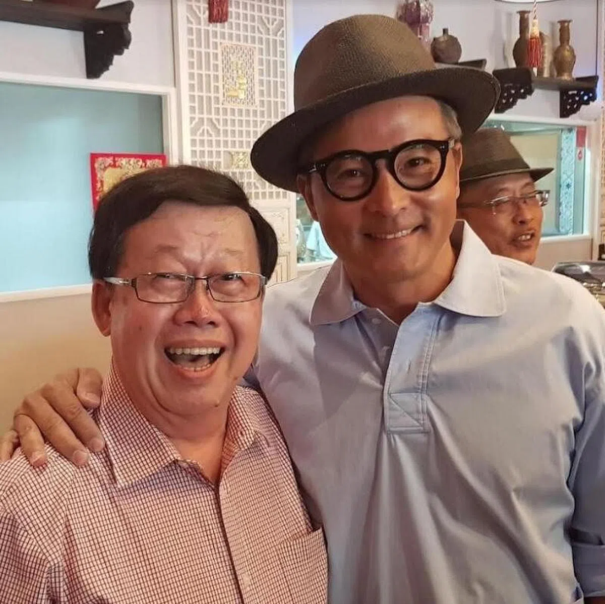  卓铭顺（左）是李铭顺的保险经纪。（档案照）