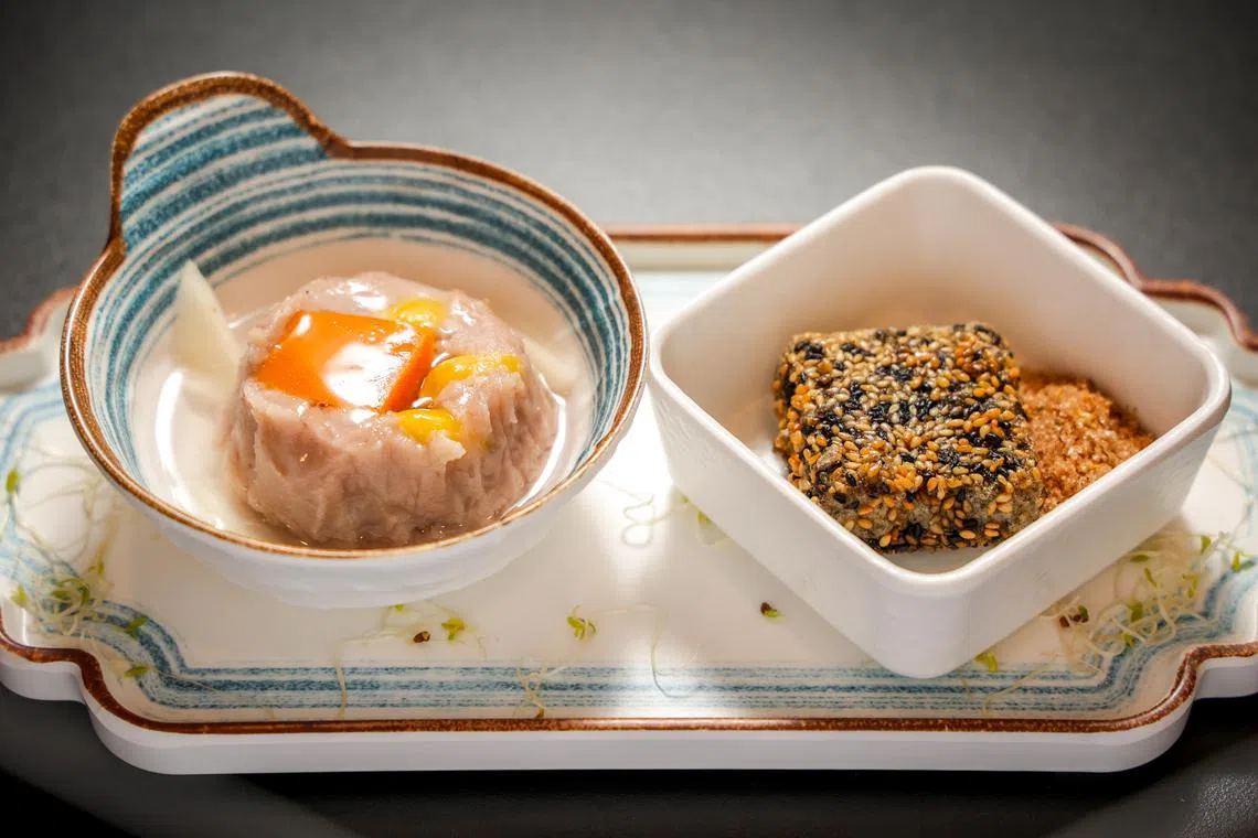 鸳鸯芝麻软糕（右）和金瓜福果芋泥，都是经典潮州甜点口味。（叶振忠摄）