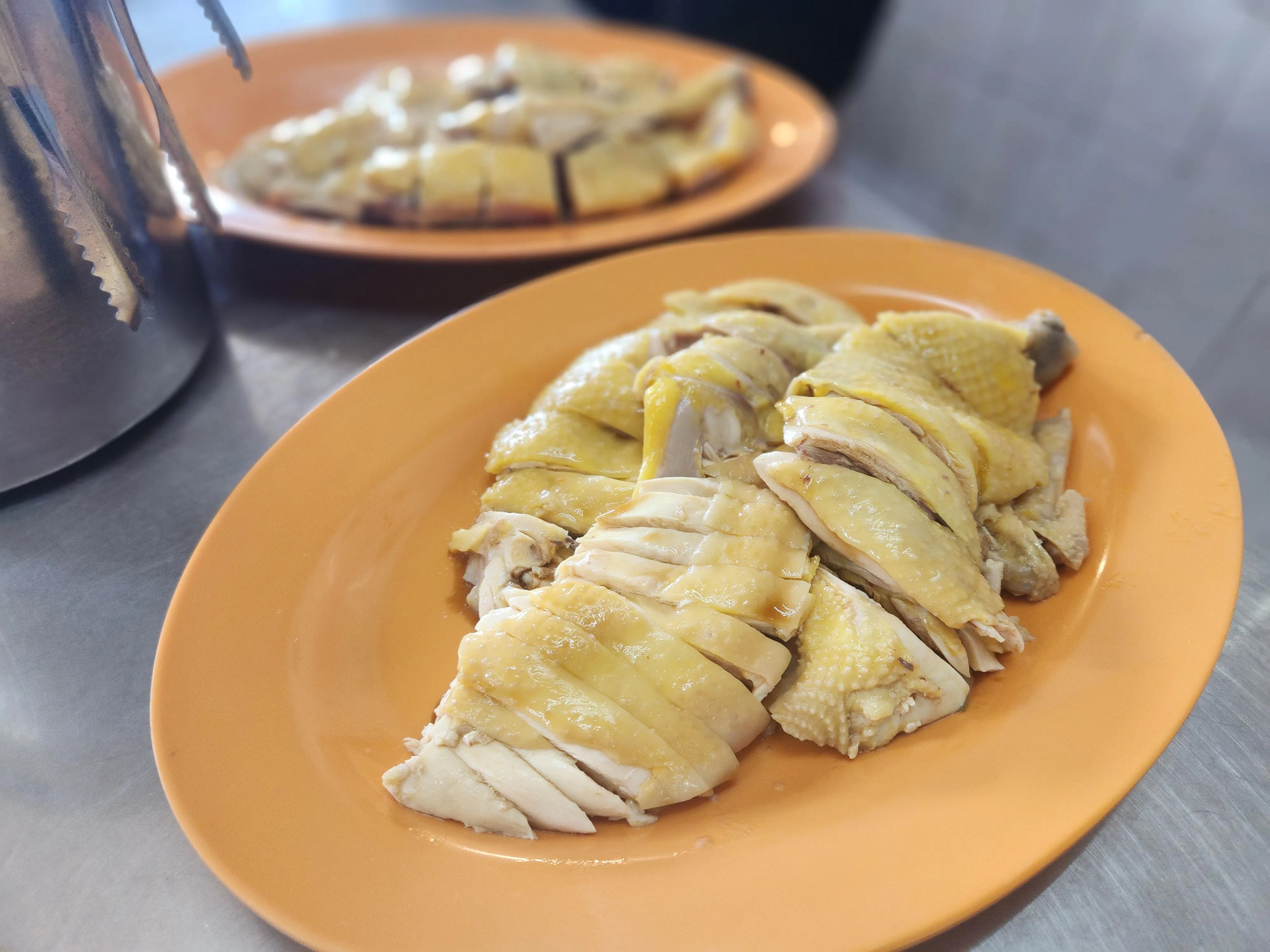 柔佛士乃瑞记鸡饭的菜园鸡肉质较结实，色泽澄黄。（陈爱薇摄）