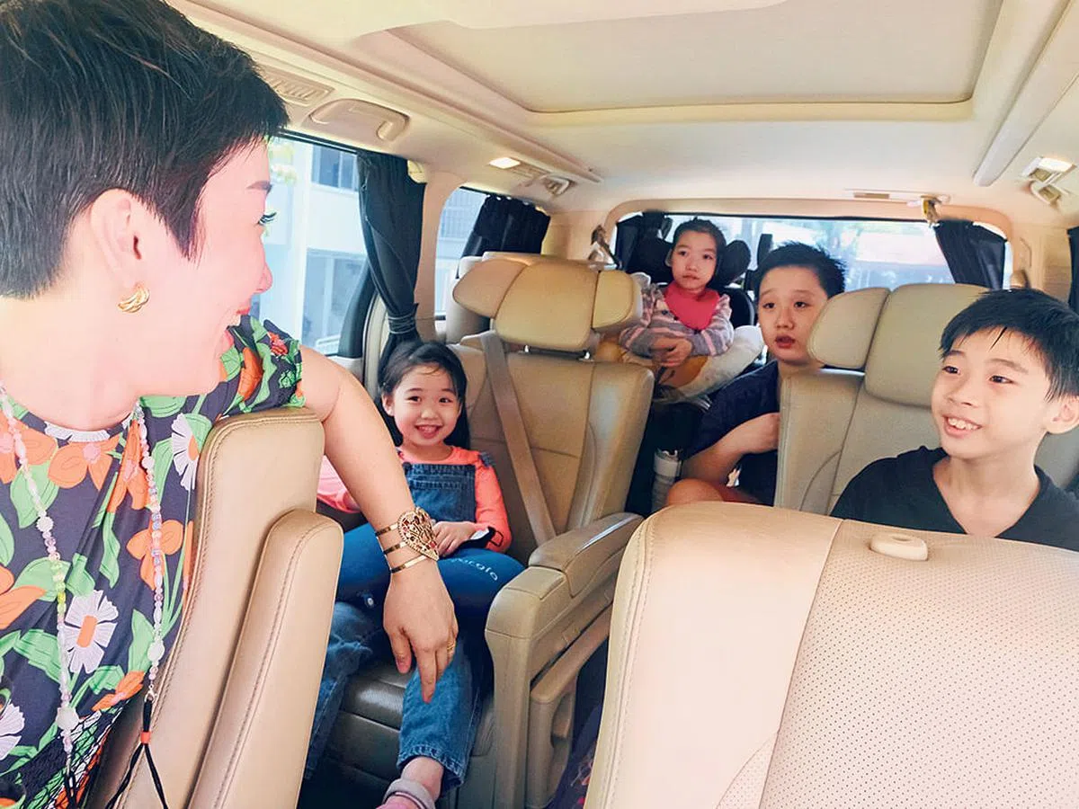 郑佩诗坚持在学校假期开车带孩子回娘家，让他们也与娘家亲友多亲近。（陈思源摄）