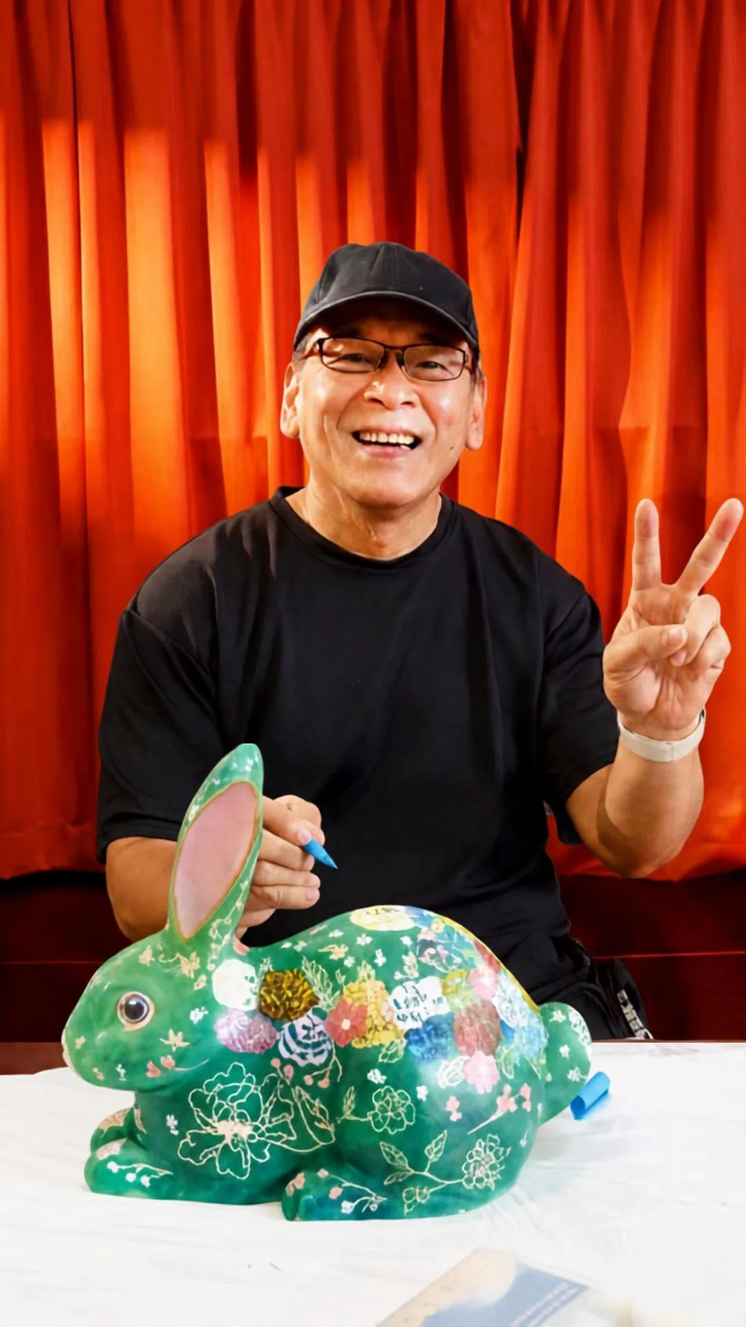 苏有仁在30多年创作生涯中首次挑战三维立体表面手绘。（新加坡特殊才艺协会提供）
