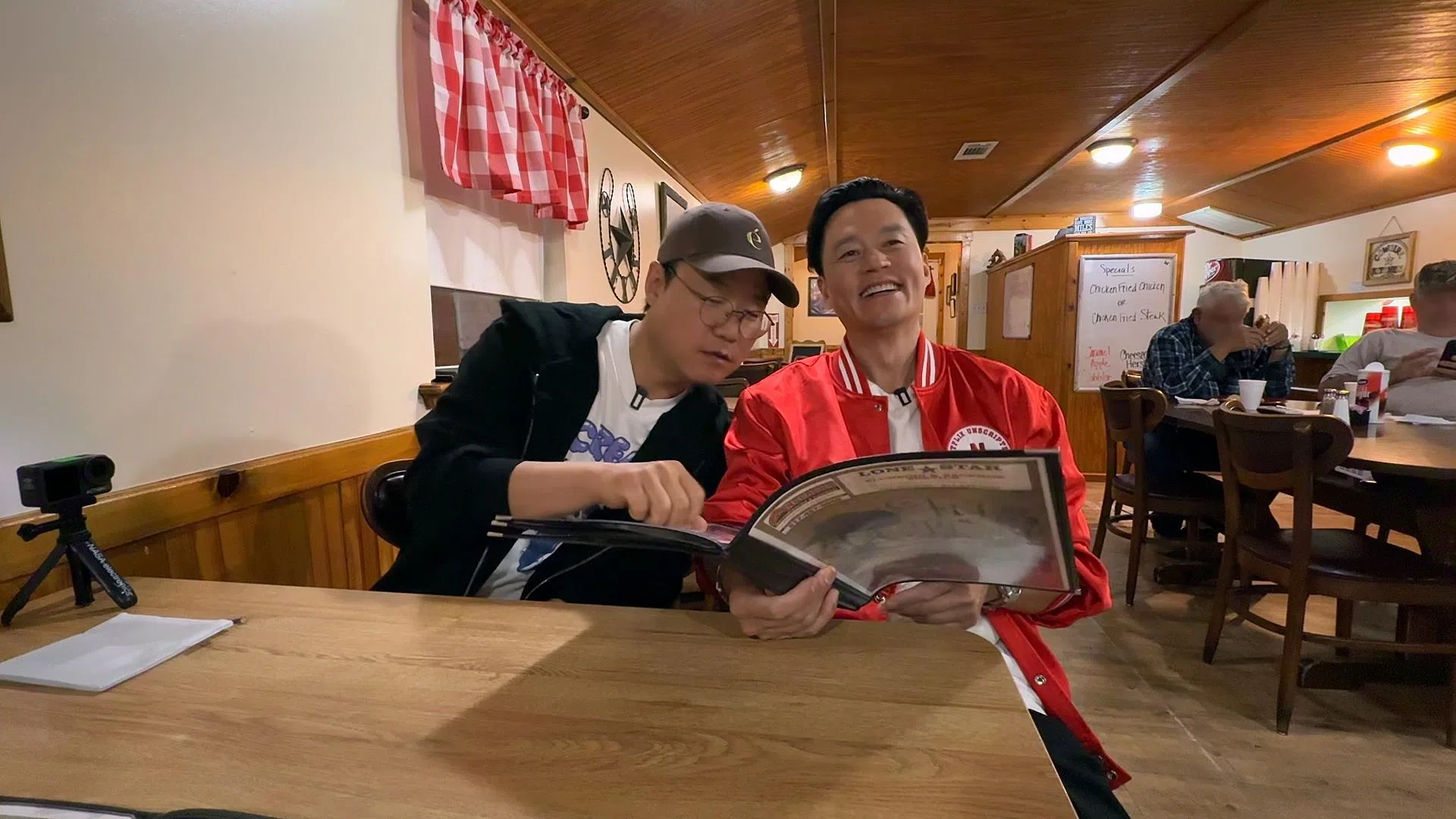 李瑞镇（右）和罗暎锡默契十足，为节目制造许多笑点。（Netflix提供）