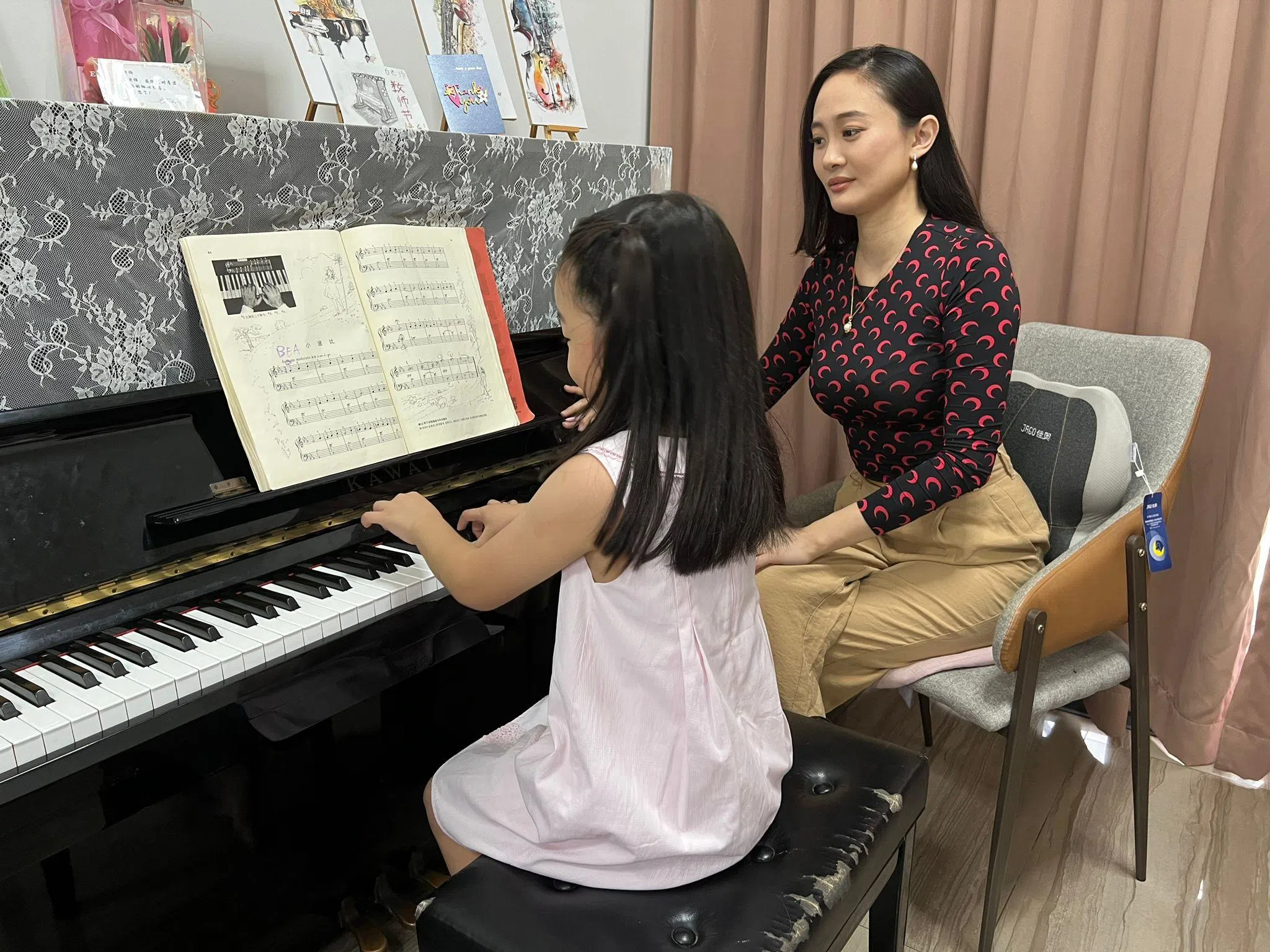 白晓娟如今把更多精力放在钢琴教学、演出和为学生办音乐会上。（受访者提供）