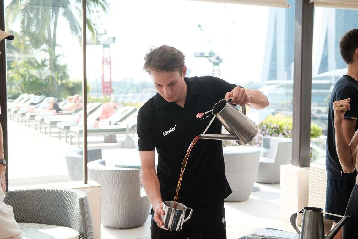 菲利普森尝试制作本地特色饮品，获得评委的好评。（卓舒畅摄）