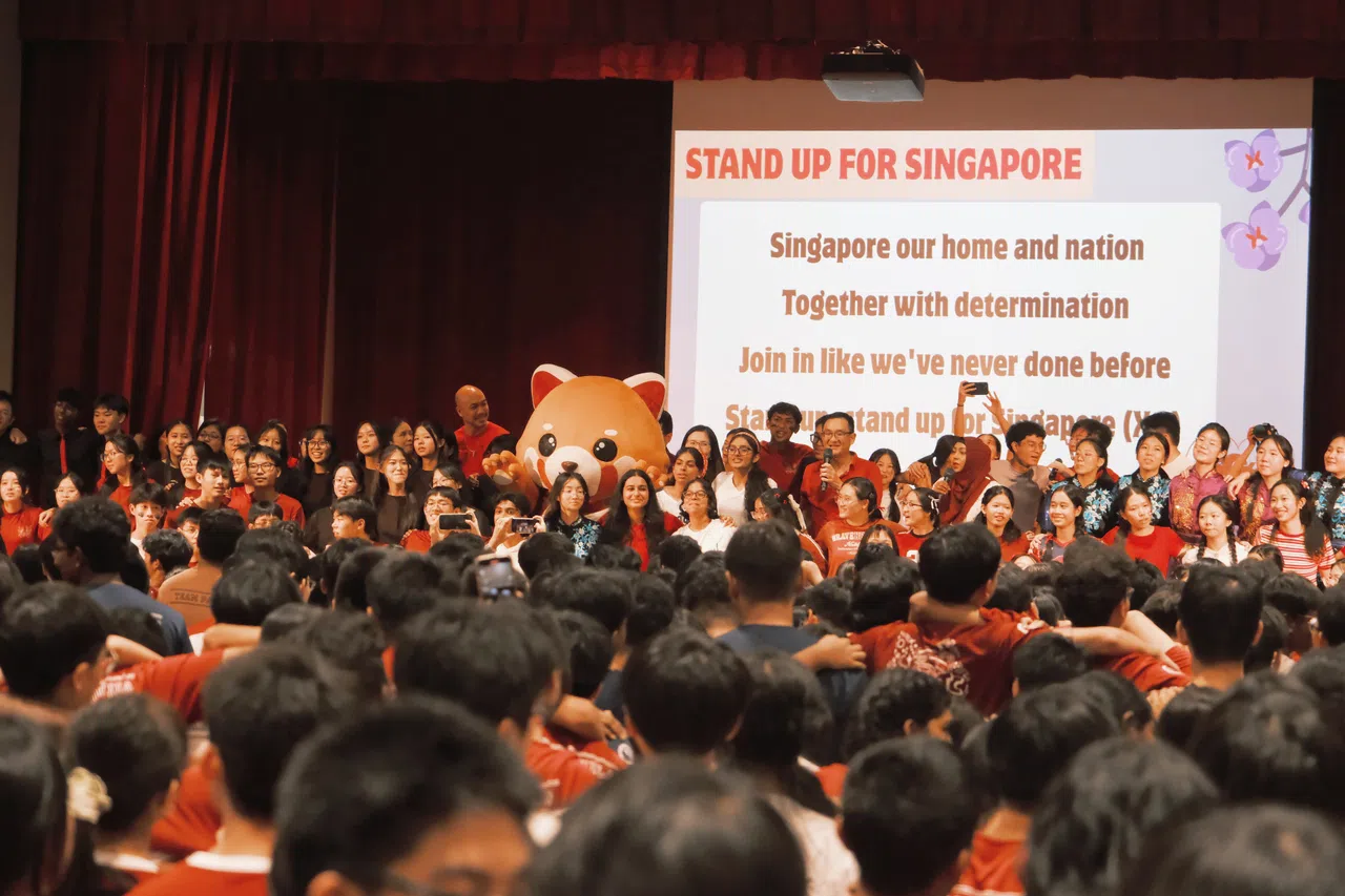 全校高唱爱国歌曲。（学生摄影通讯员施策摄）