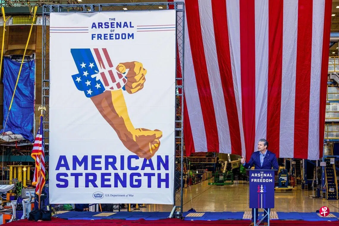 2月2日，赫格塞斯在位于佛州的私人航天公司蓝色起源制造基地发表讲话。 （彭博社）