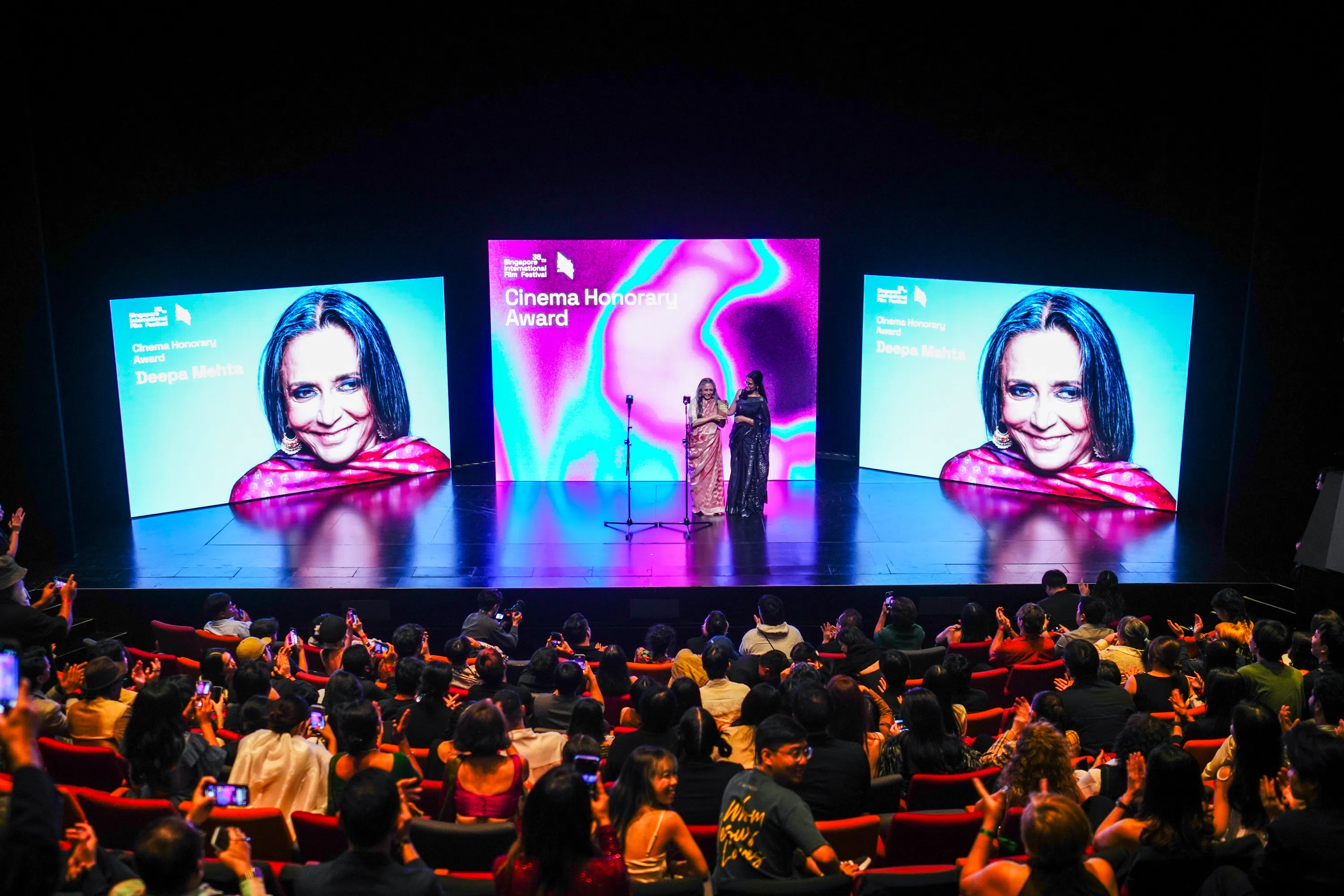 印度资深演员兼导演Deepa Mehta获颁荣誉成就奖（新坡国际电影节提供/Ryan Spectrum摄）