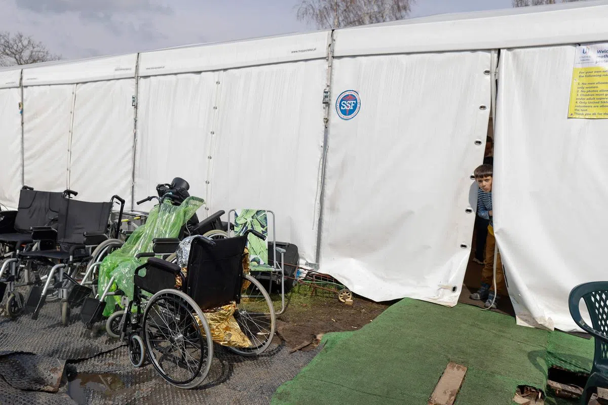 由于愿意为乌克兰难民提供住宿的波兰家庭已开始枯竭，而更多难民必须被送往巨大的难民中心。（法新社）