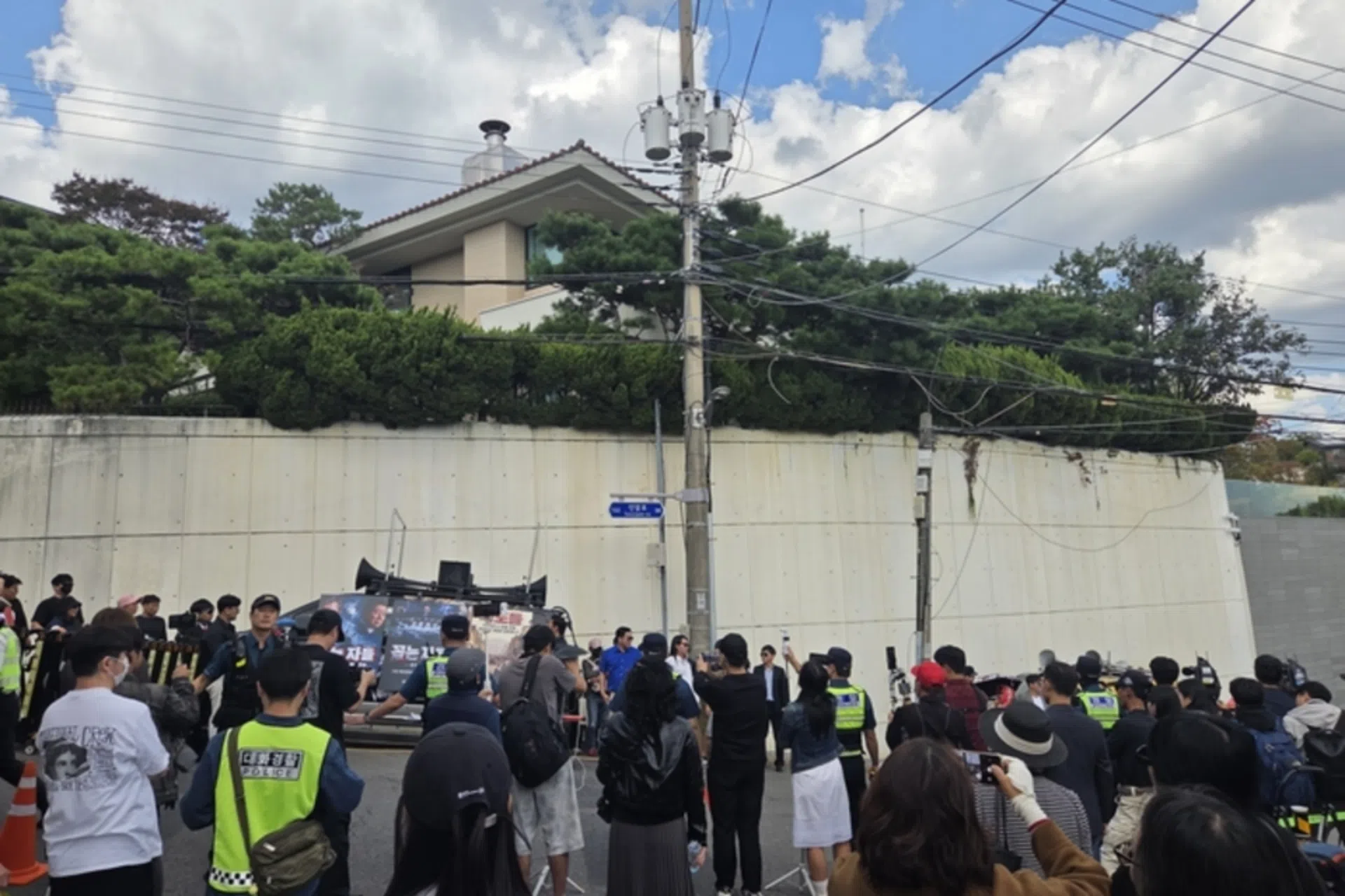 10月4日，一些保守派团体齐聚《暗杀者们》主角刘海镇位于首尔的住宅示威抗议。（互联网）
