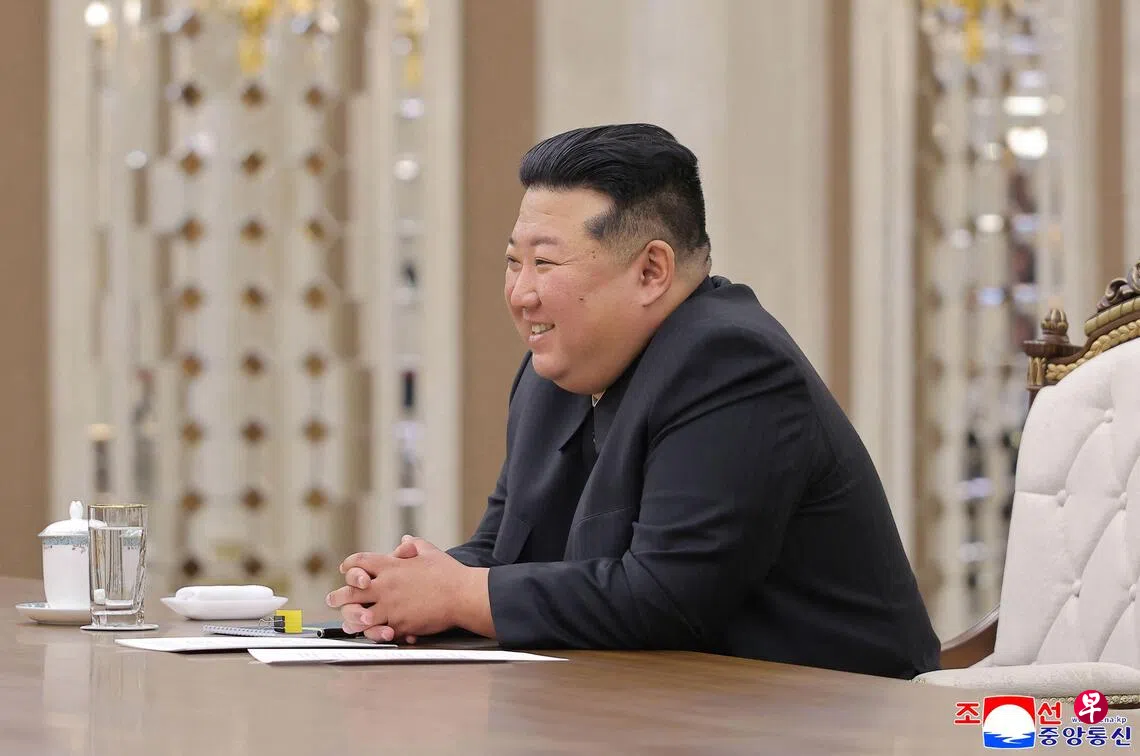 朝鲜领导人金正恩星期六（8月15日）向俄罗斯总统普京回电称，坚信俄罗斯军民在普京的领导下将完成维护国家主权、安全利益和领土完整、建设强大俄罗斯的伟业，并衷心希望普京取得更大成就。 （法新社档案照片）