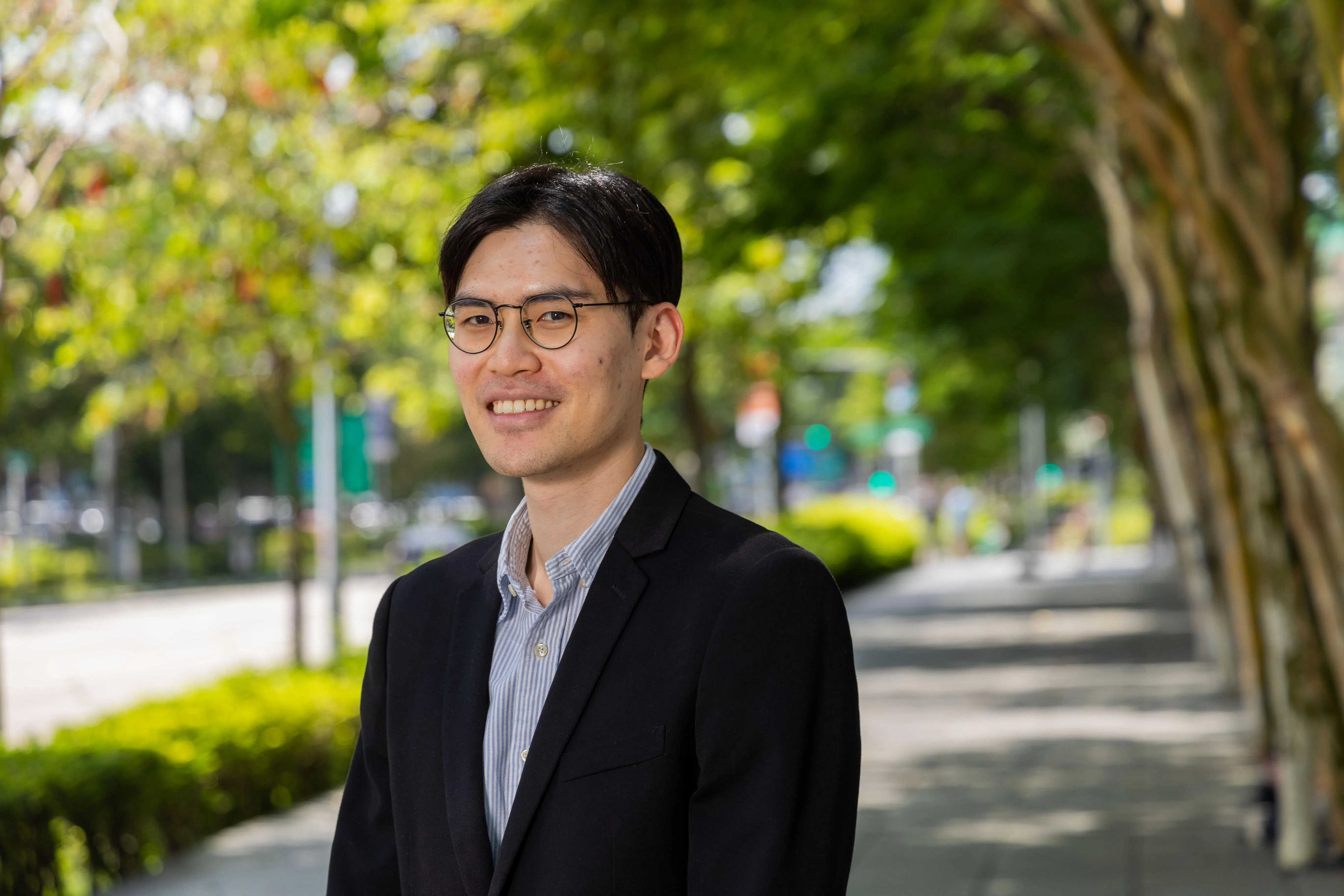 获颁李光耀奖学金的贝克·麦坚时律师事务所诉讼与争议解决律师戴俊耀，将到美国哈佛大学读硕士学位。（吴先邦摄）