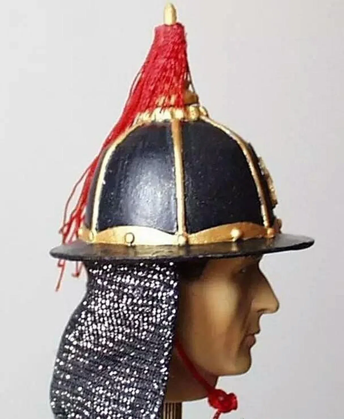 李宁公司电商总经理冯晔称，帽子设计源自中国古代的笠形盔。（互联网示意图）