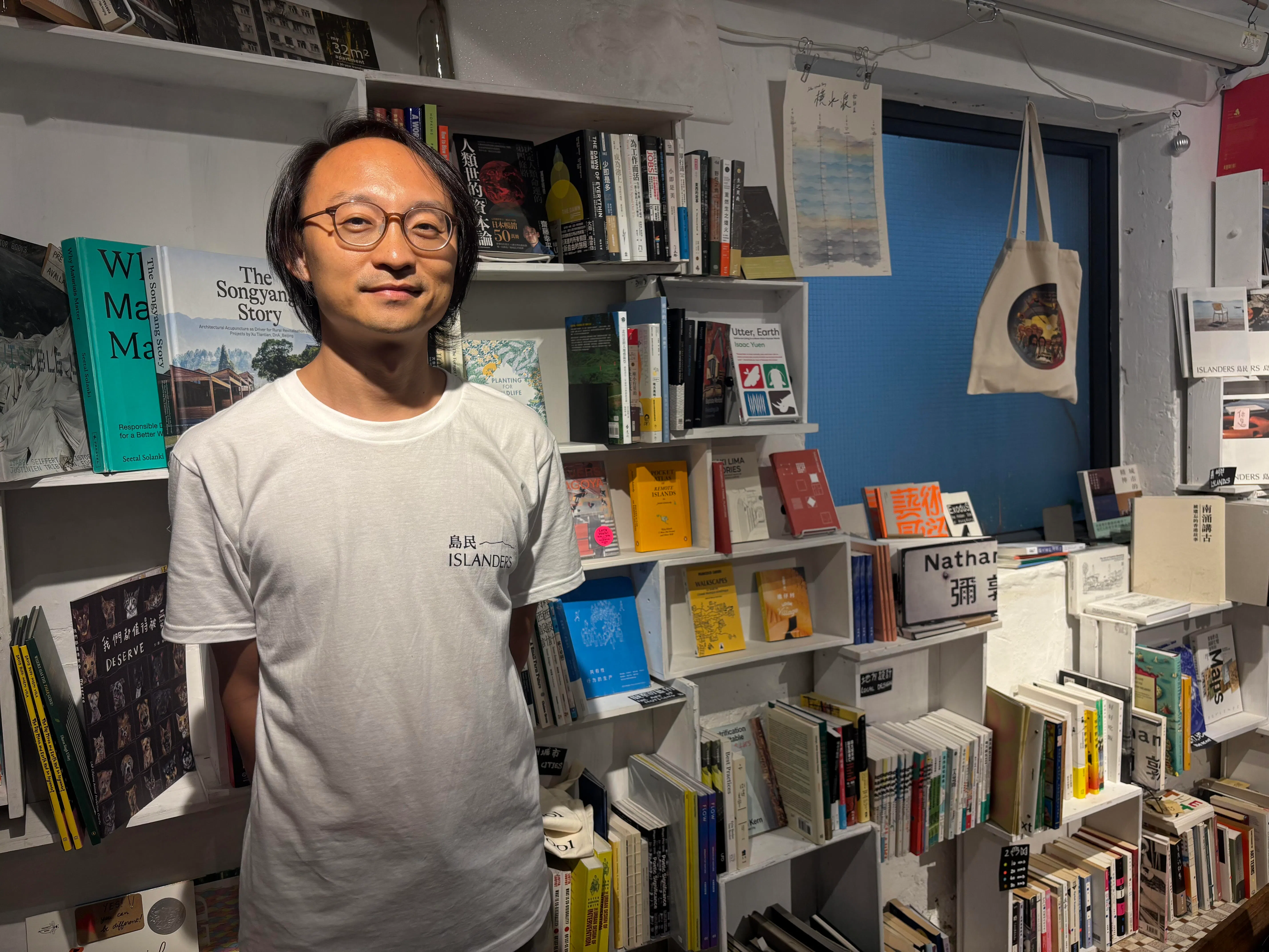 陈俊杰在坪洲经营“南湾书店”，希望记录和保存坪洲乃至香港文化。（林展霆摄）