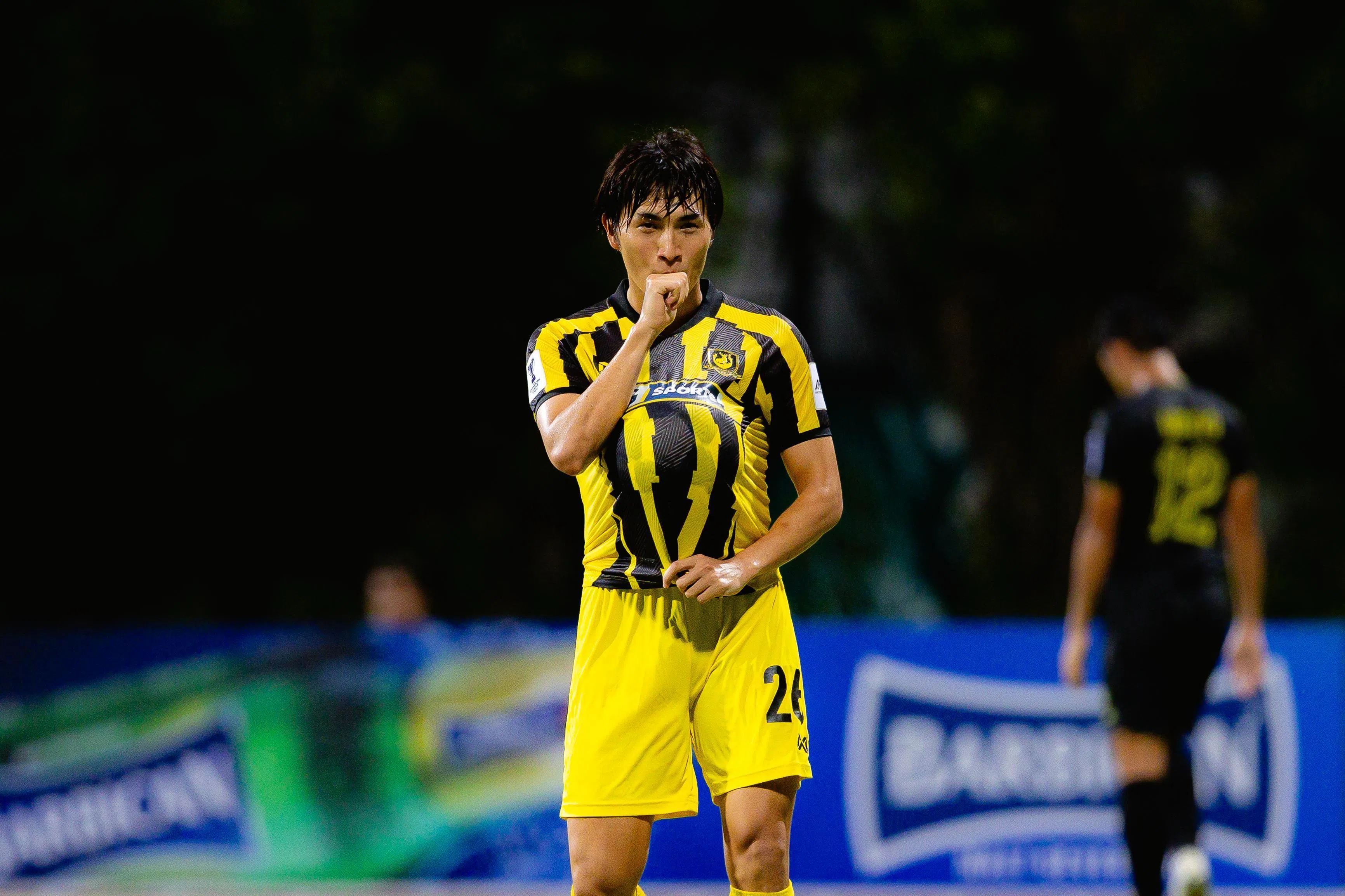 吉本武为球队扩大领先优势后，将球塞入球衣庆祝。（淡滨尼流浪提供）