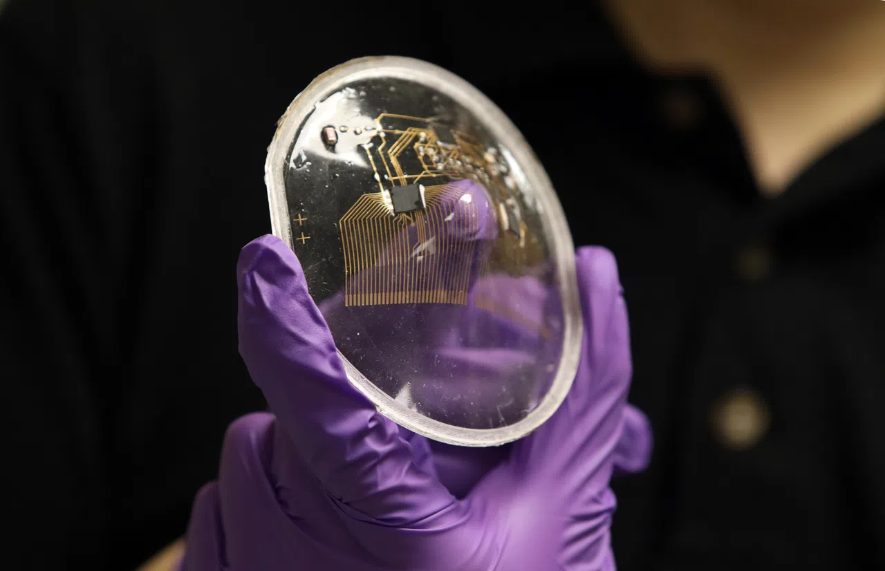 科研团队根据不同需求，制造不同类型的柔性电子器件。使用者可将这类器件如贴胶布一样，贴在皮肤上。（陈心媛摄）