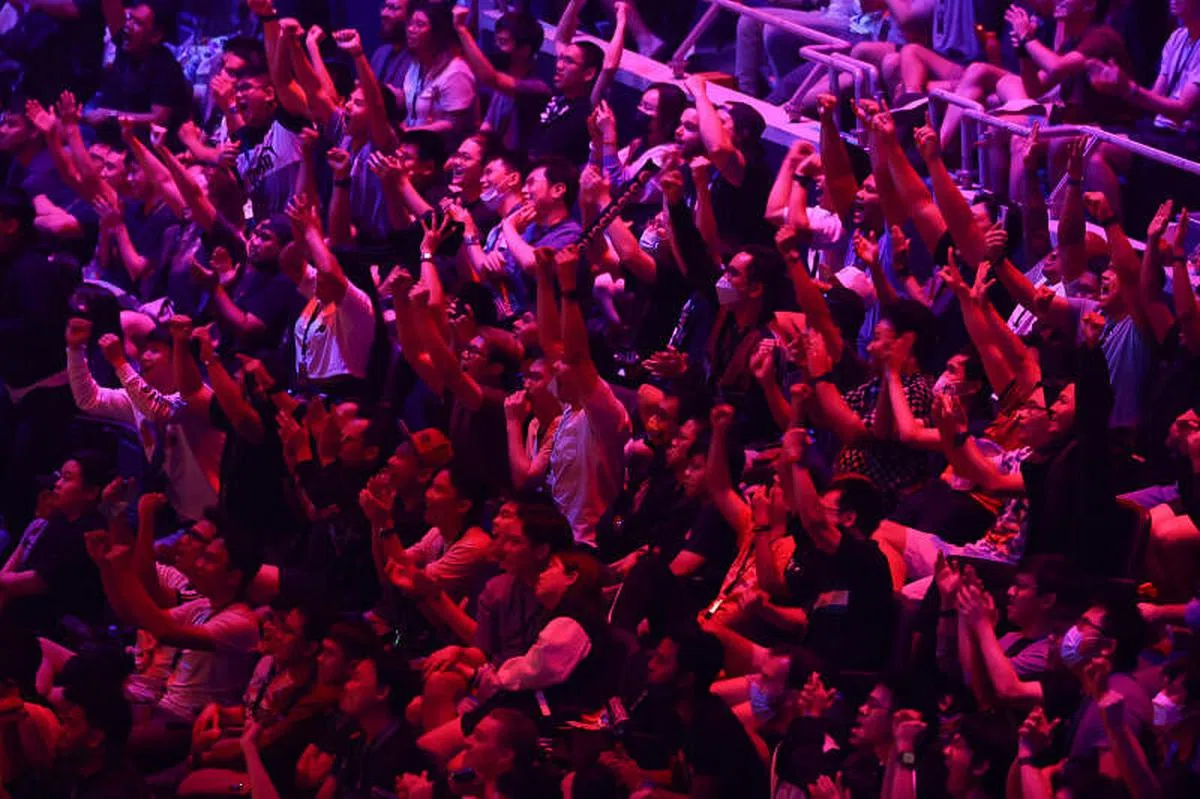 Dota 2国际邀请赛首次在新加坡举办，现场观众给予了热烈的反应，其中有不少是来自国外的电竞迷。（陈渊庄摄）