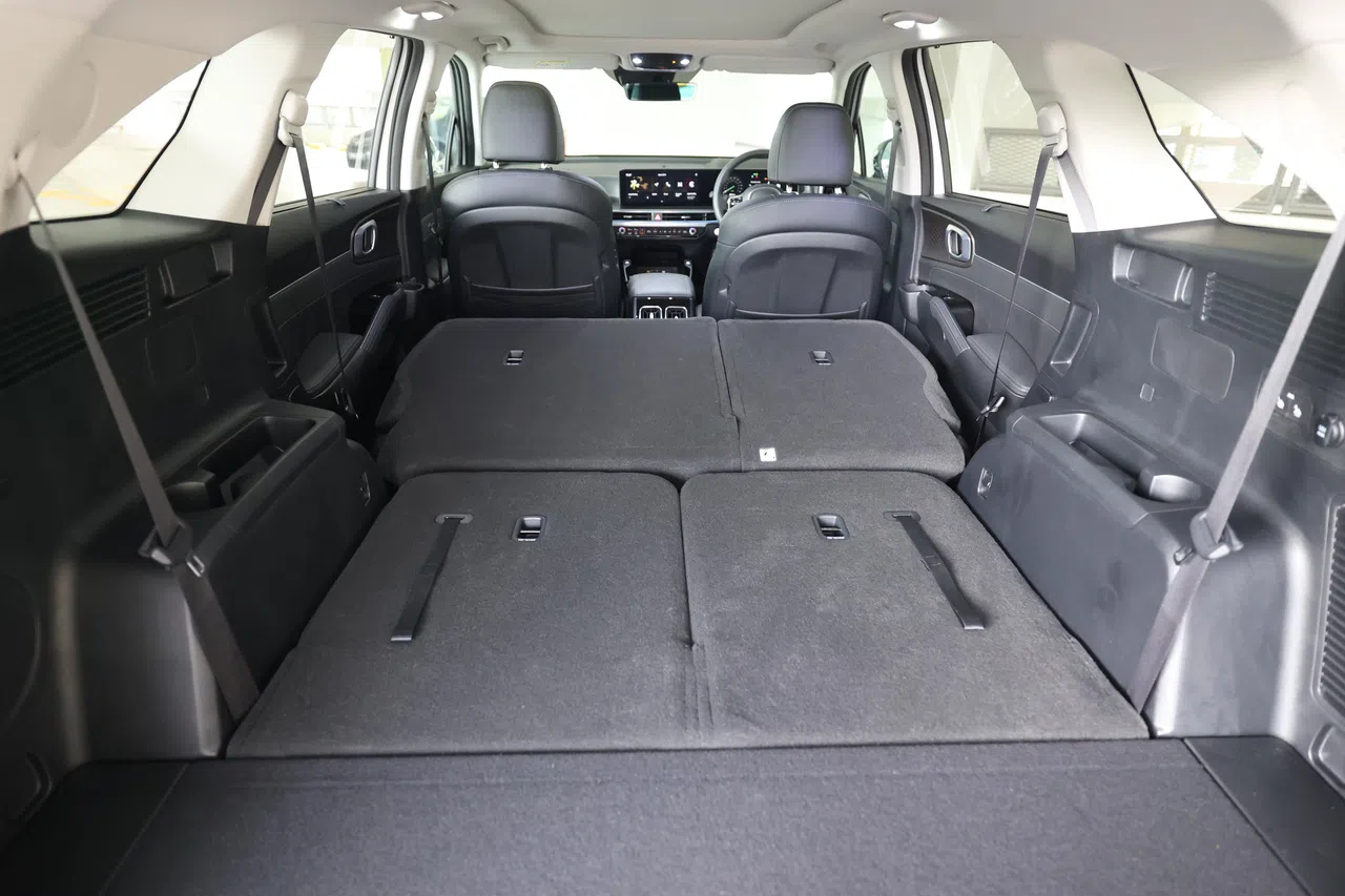 将第二和第三排座椅椅背倾倒，载物空间可大增至708公升。（唐家鸿摄）