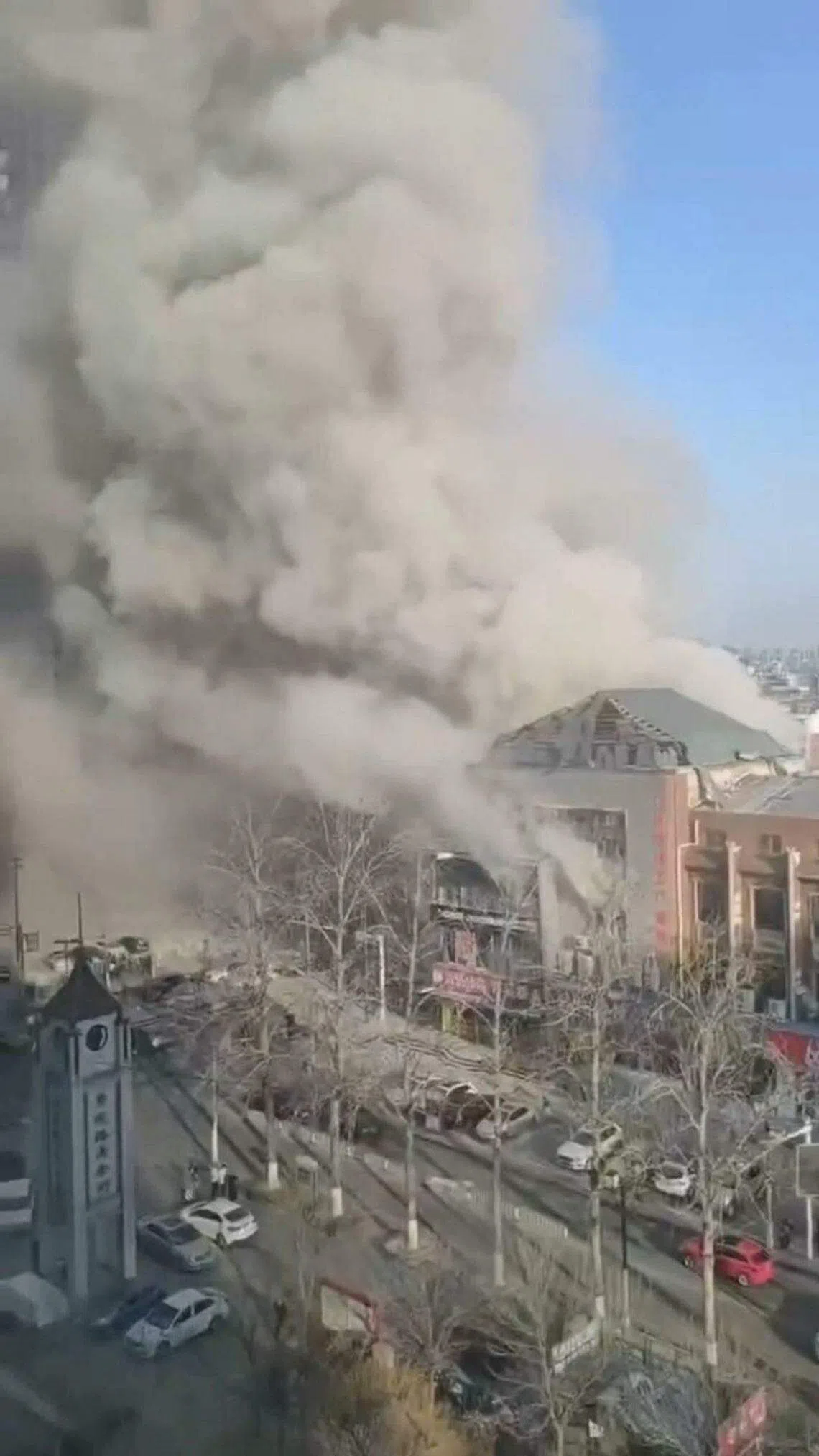 河北三河市燕郊镇一处城中村内3月13日上午疑似发生燃气爆炸爆炸后，现场建筑物冒出滚滚浓烟。 （路透社）