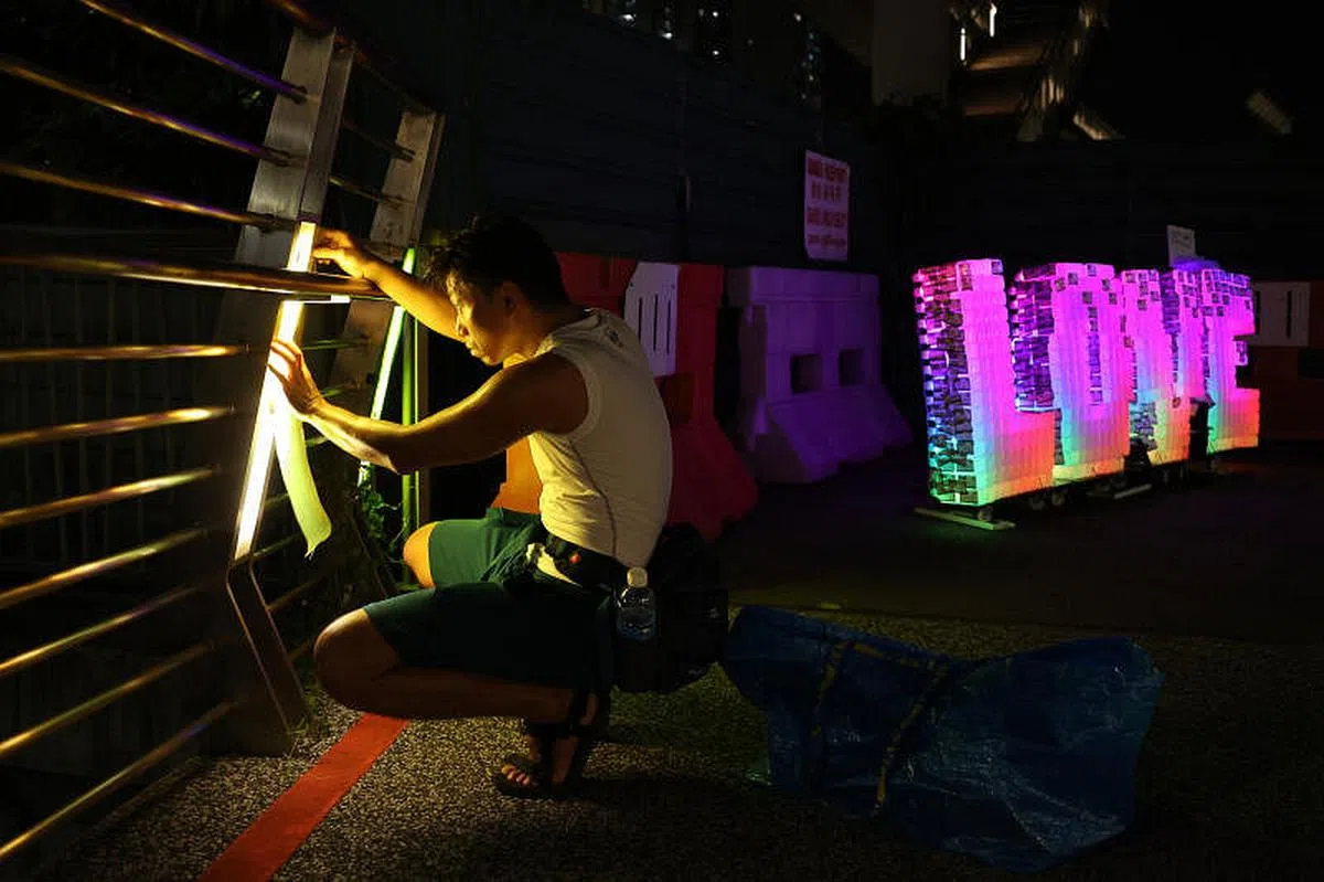 装置艺术家李伟烈的创作过程很环保，用的都是现场的灯管以及可随时拆除和循环的彩色塑料片。（蔡家增摄影）