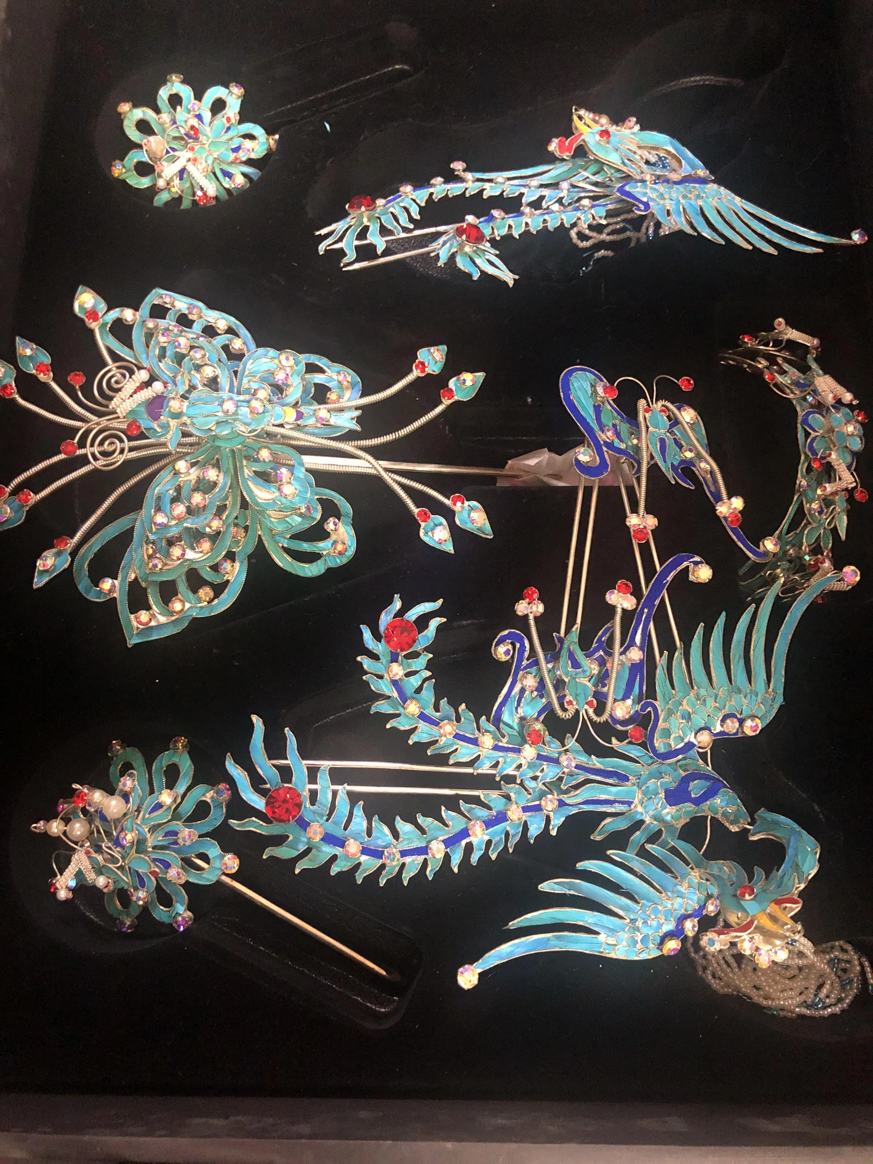 一套头面通常由很多件不同饰物组成。（谢燕燕摄）