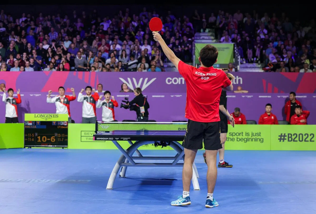 冯耀恩拿下最后一分后，队友和教练周哲宇（左起）、高宁、傅绍峰和郭勇站起来欢呼。（叶振忠摄）