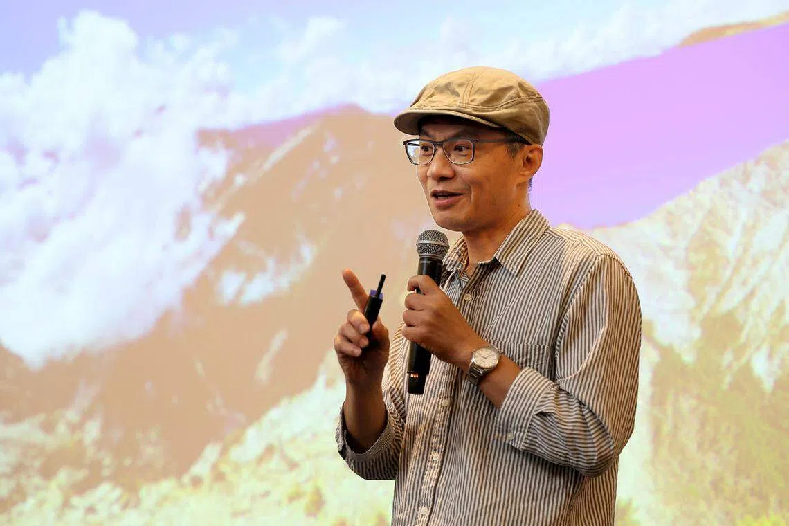 甘耀明开玩笑说，以前总觉得戴上这个帽子，就能成为作家。（龙国雄摄）