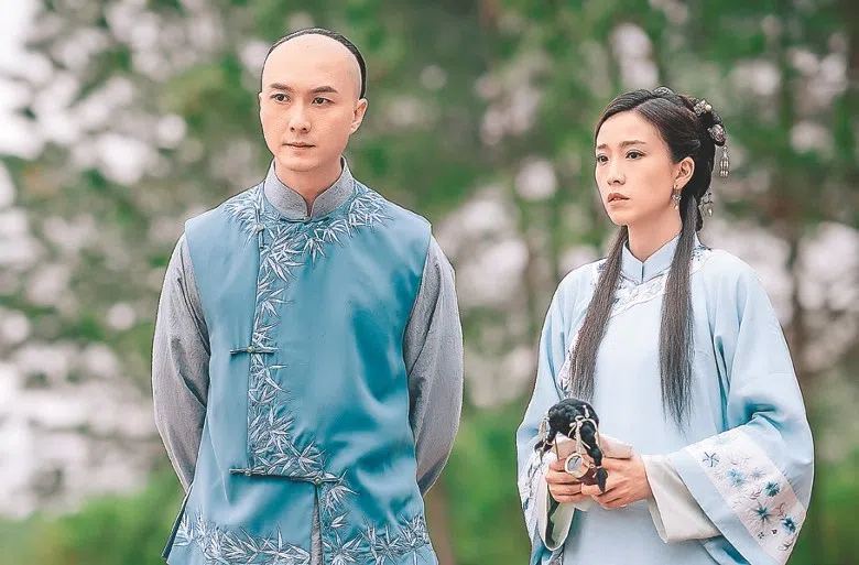 王浩信（左）与姚子羚主演的新剧《状王之王》杀青一年多，终于即将播出。（互联网）