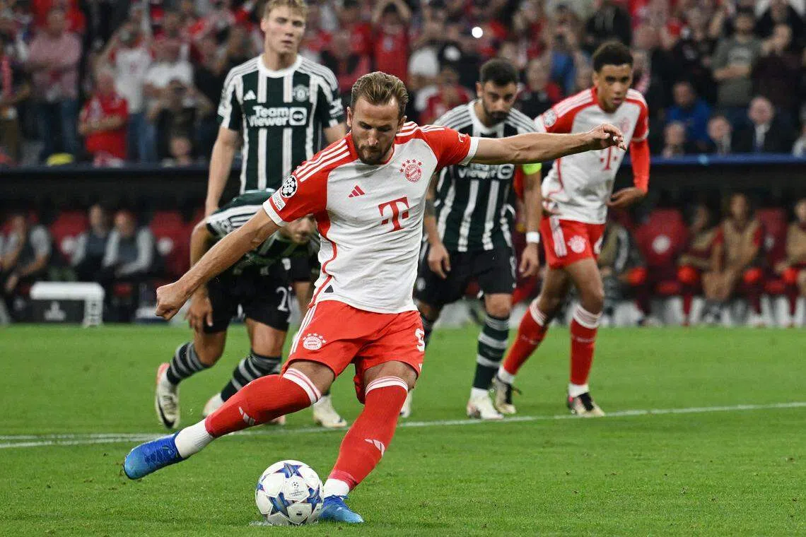 凯恩（前）在罚球点上为拜仁重建两球优势。（路透社）