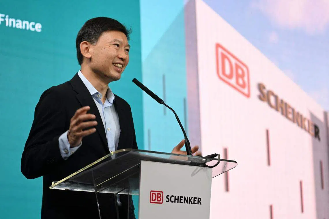 代交通部长兼财政部高级政务部长徐芳达在动工仪式上讲话时说，新加坡将加强与地区和世界的连通性，把握全球供应链转变带来的机遇。（海峡时报）