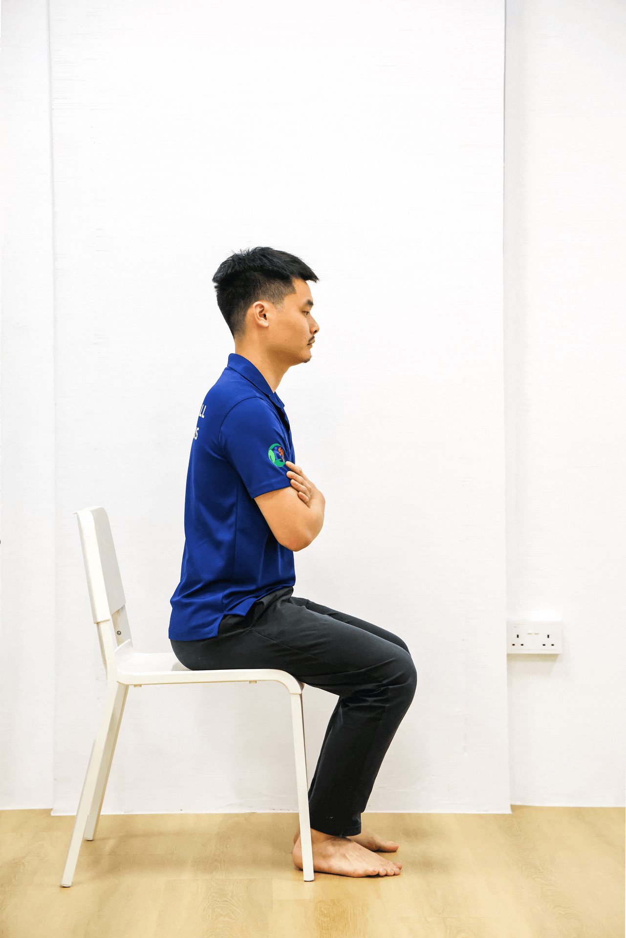 坐到站是许多物理治疗师首推的复健运动。（陈斌勤摄）