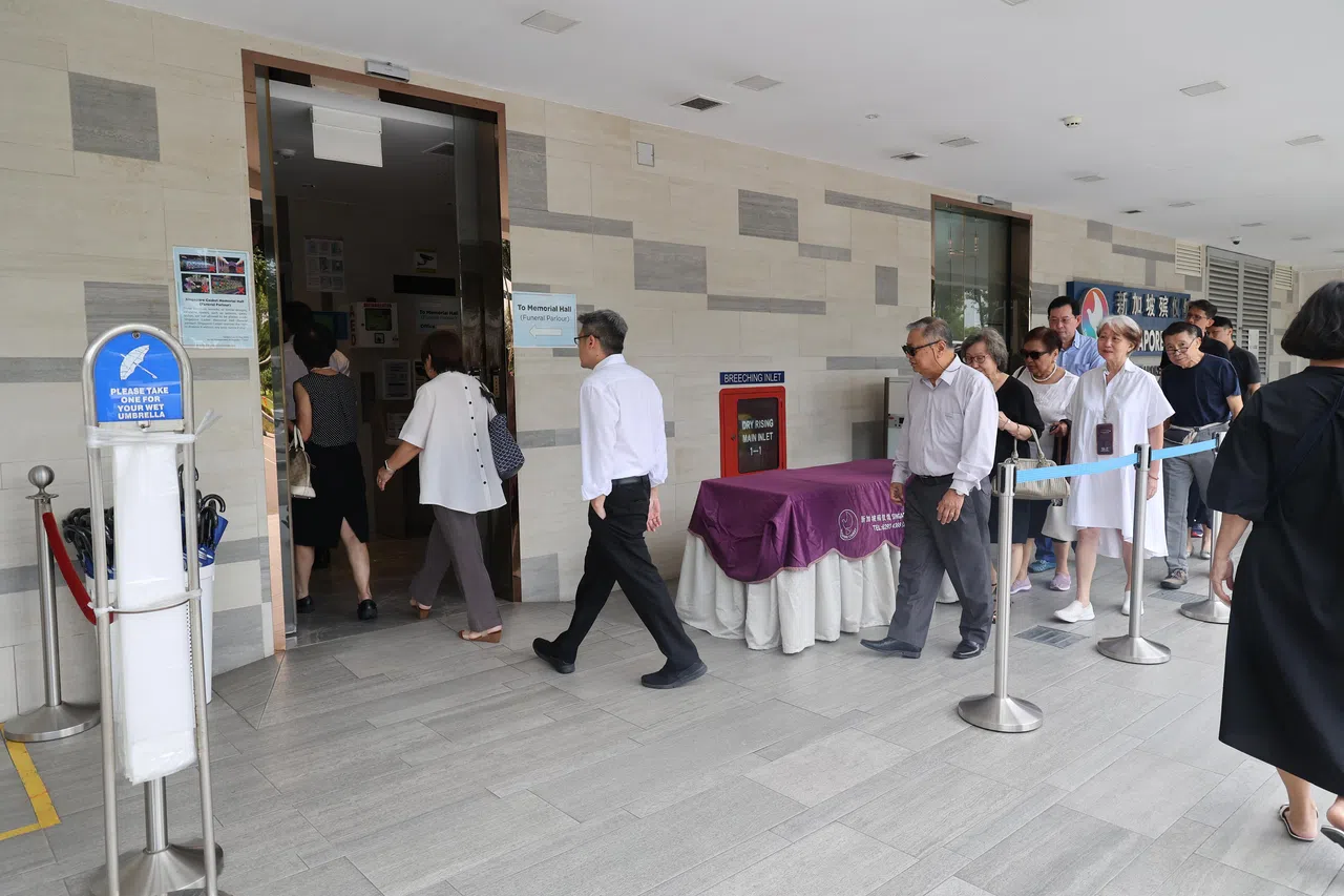 李玮玲医生的灵堂下午2时开放给公众吊唁，一些公众下午1时30分就在殡仪馆大楼门外等候，下午2时井然有序排队上楼。（唐家鸿摄）