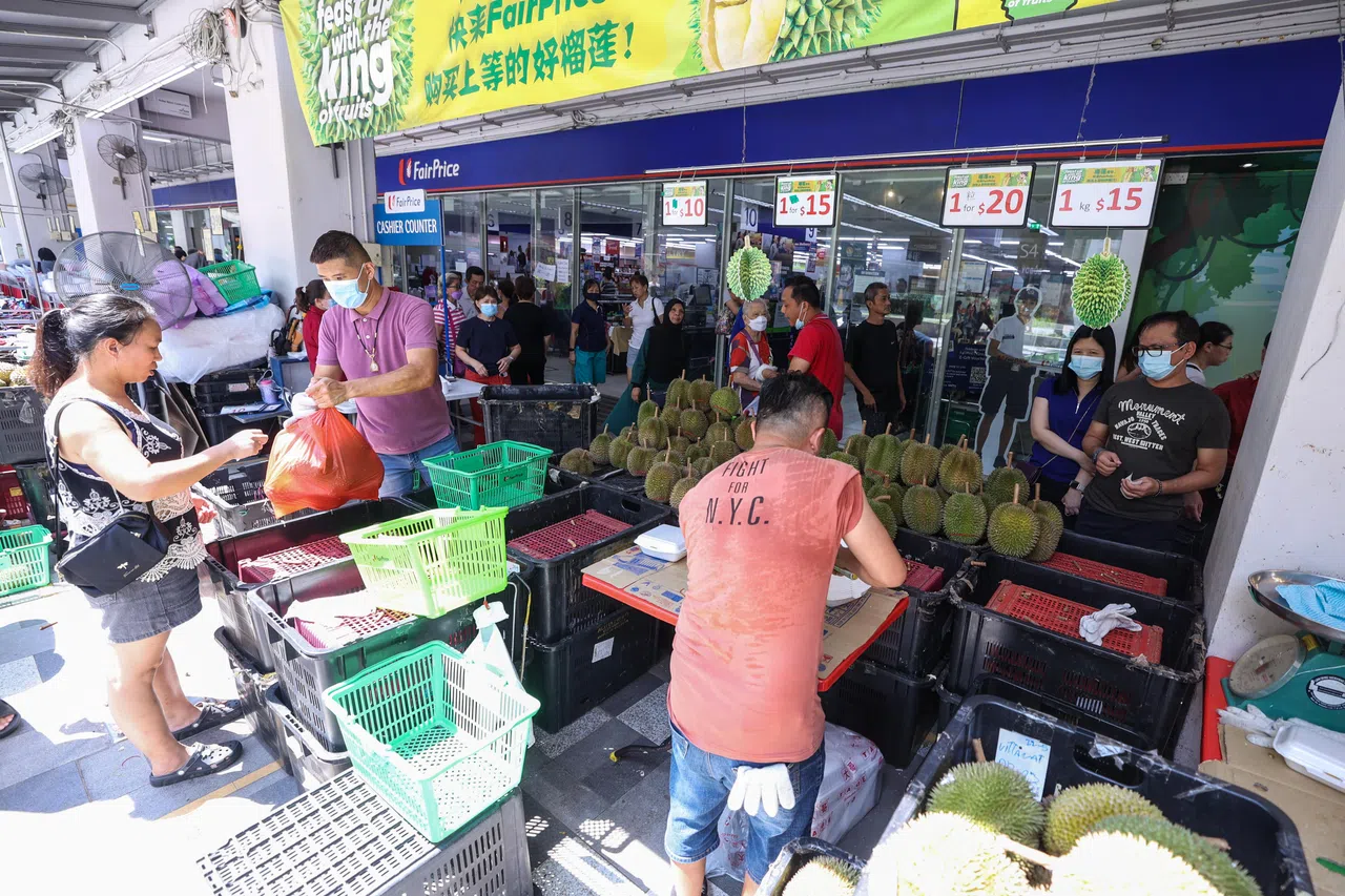 职总平价超市星期五（2日）也在两家分行举行榴梿大甩卖，一早就吸引大批人潮。（白艳琳摄）