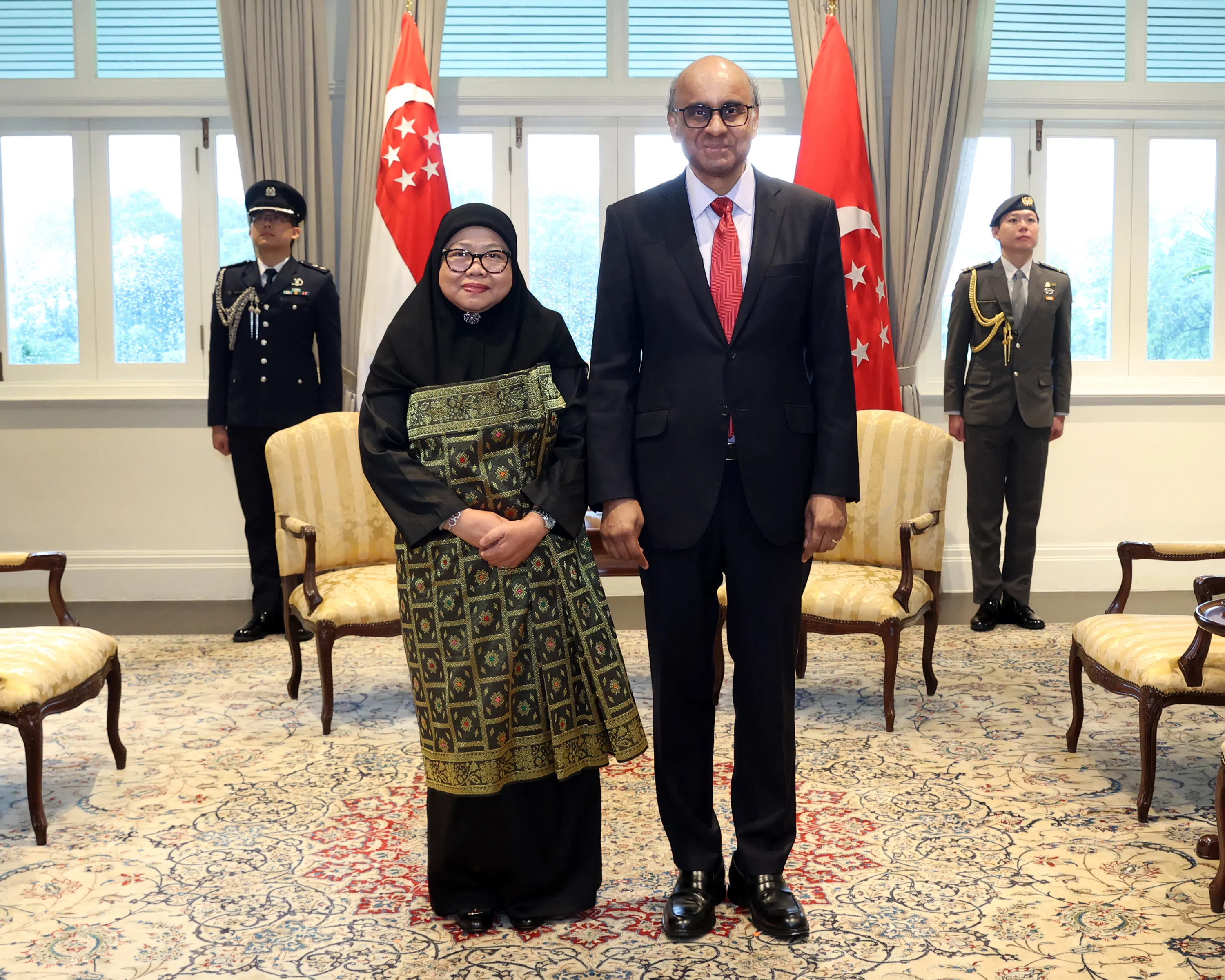 文莱驻我国最高专员哈贾·努尔·卡玛尔（前排左）星期二与尚达曼总统合影。（数码发展及新闻部提供）