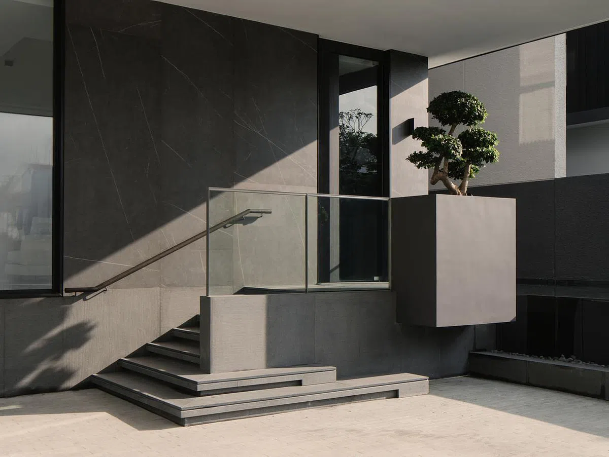 从停车坪可直接经侧门进入屋内。