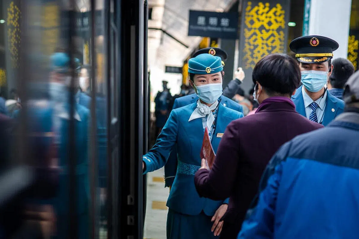 列车员迎接首批旅客。（新华社）